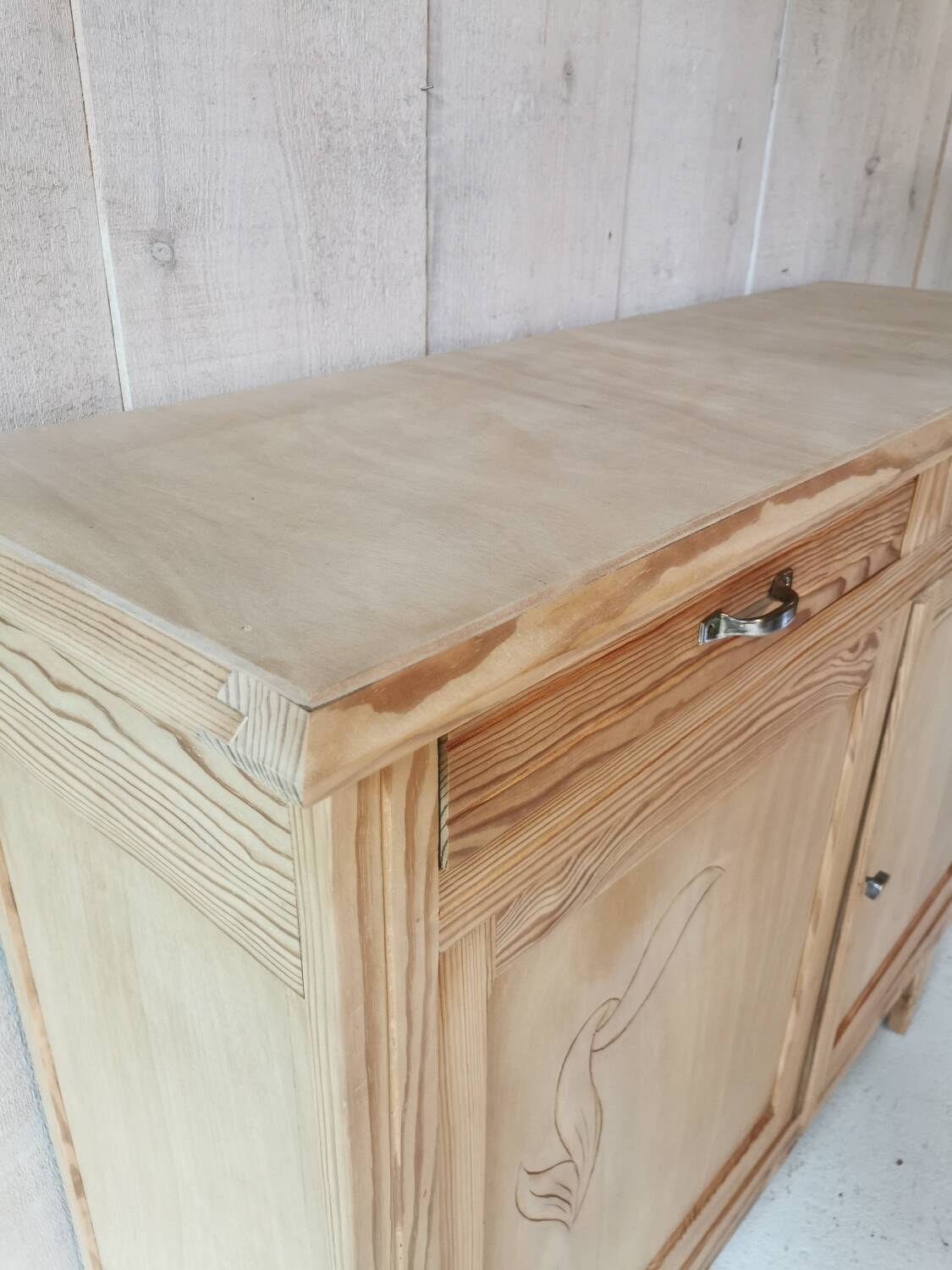 Buffet en pin