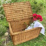 Old wicker basket with closure and handle