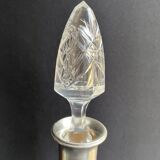 Carafe en cristal soufflé, taillé et col en argent