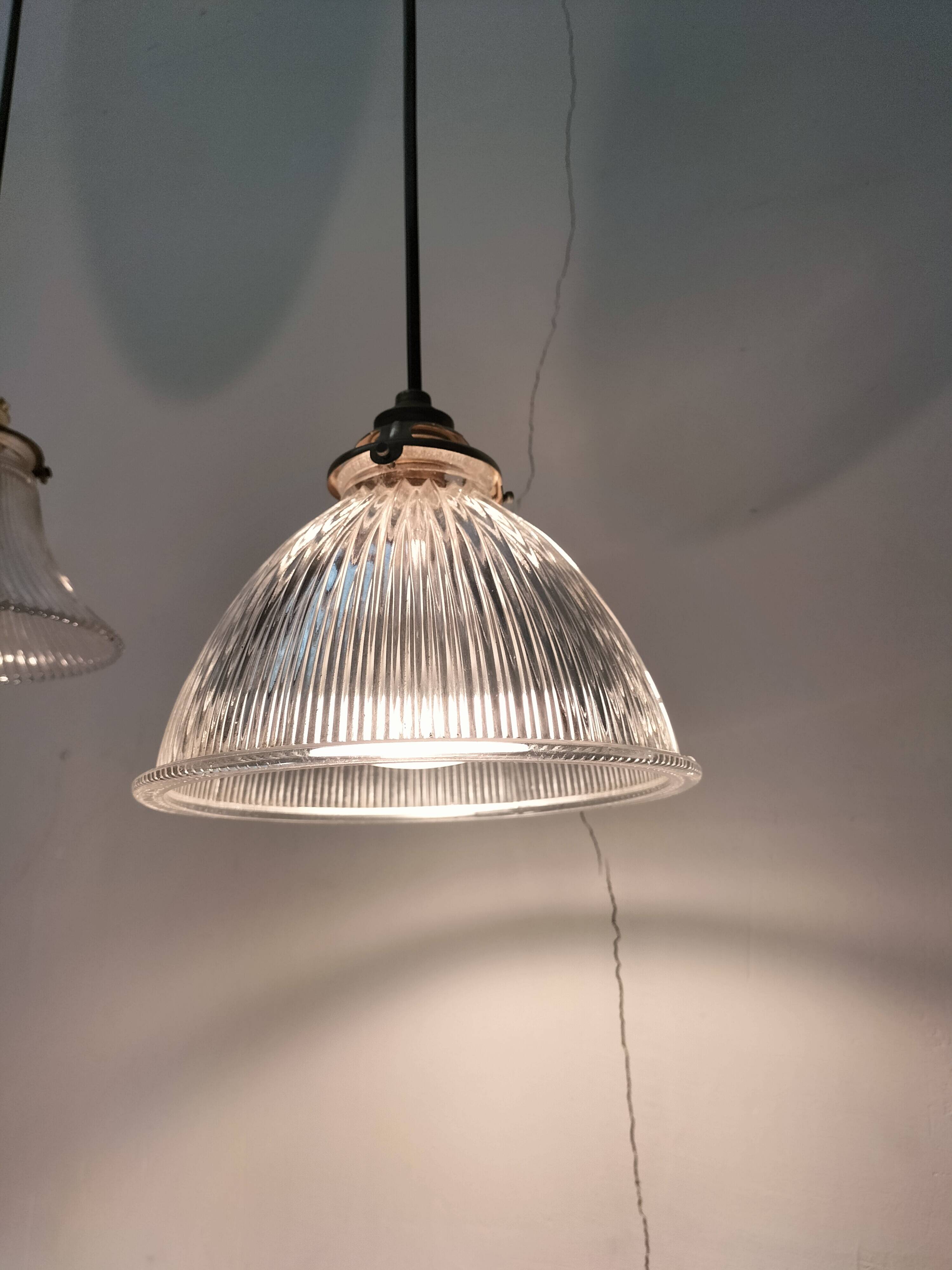 Holophane suspensions