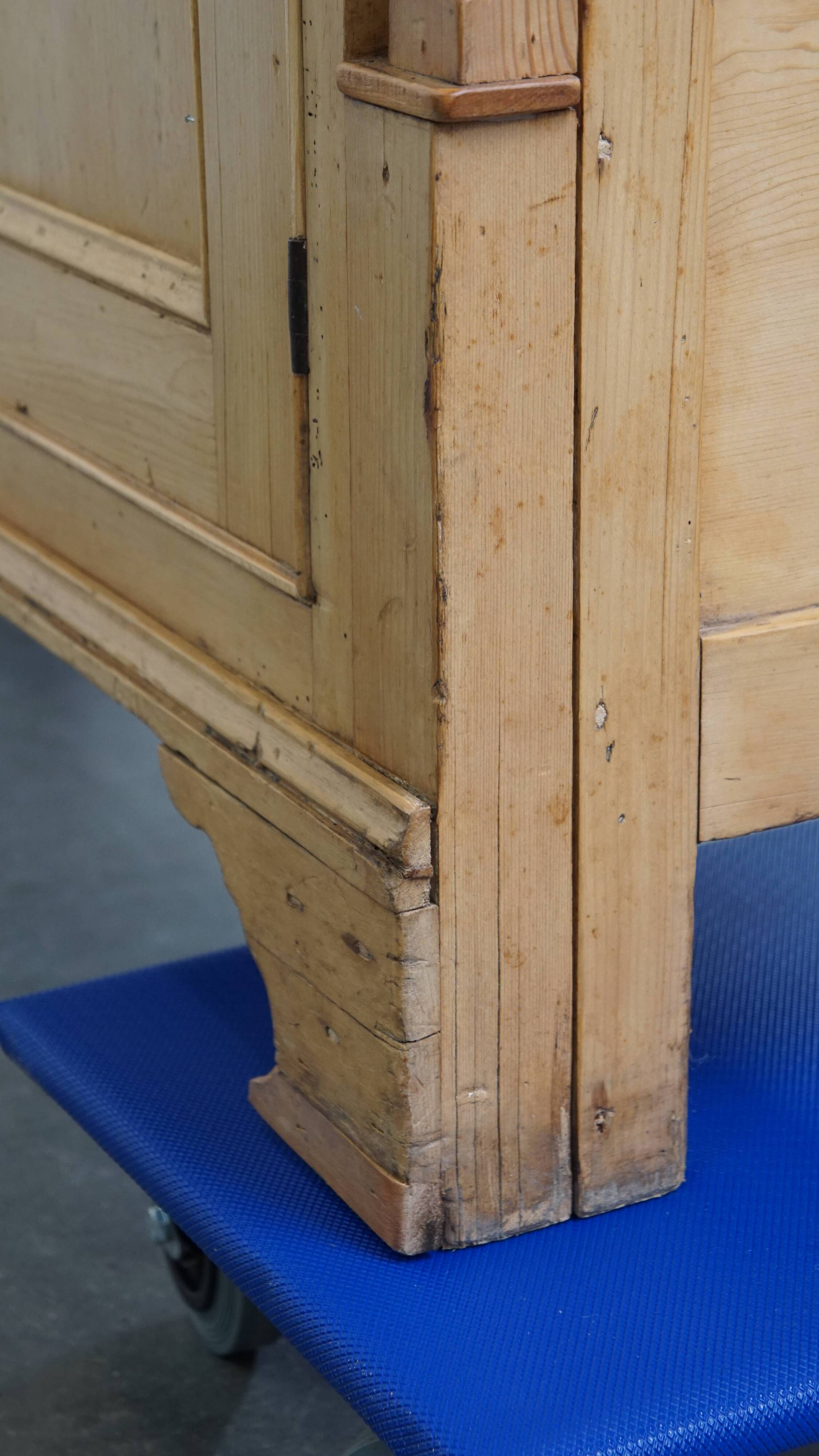Antique English Sideboard/ Counter from the Early 19th Century in Pine Wood