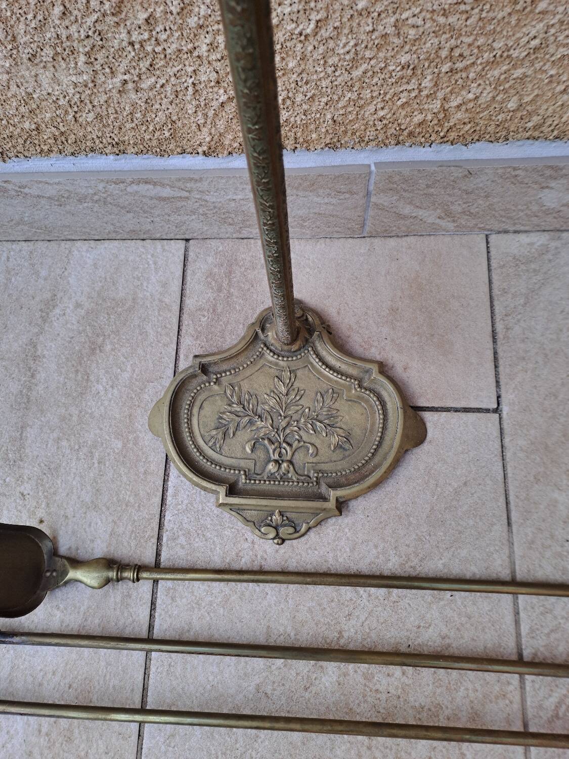 Fireplace accessories and its bronze support