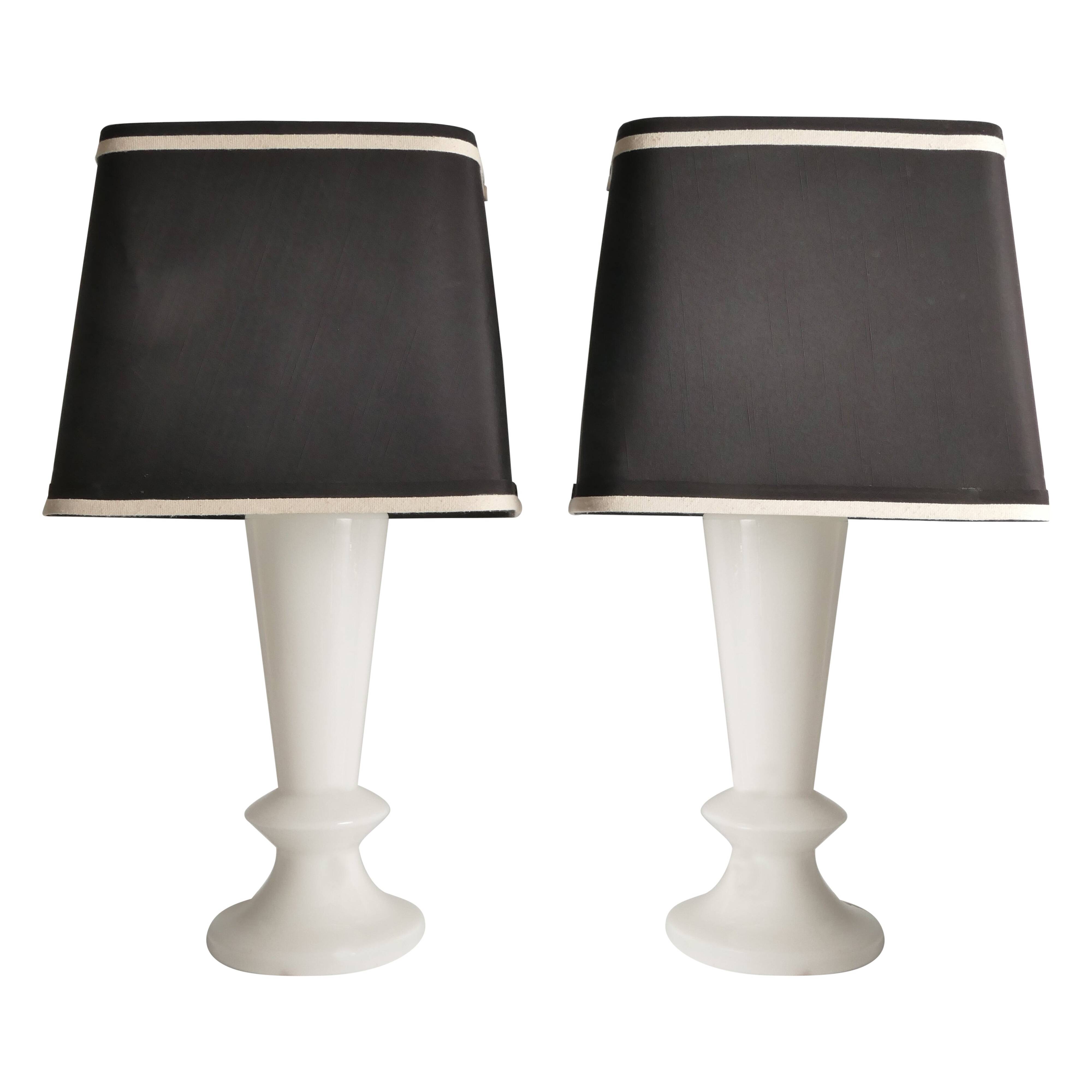 Paire de lampes de table en verre opalin de style mid-century moderne, Suède, ensemble de 2