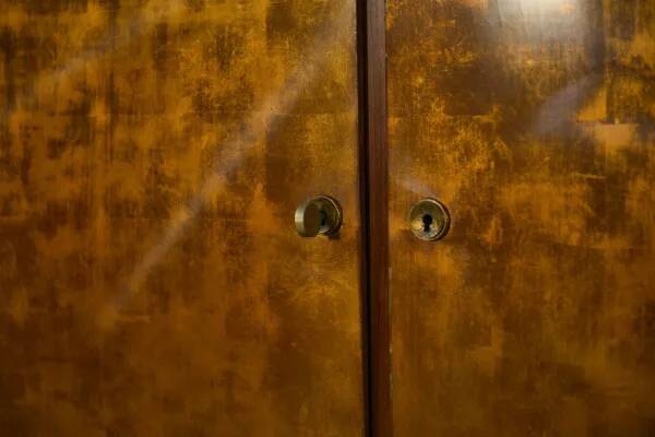 Buffet Art Déco en palissandre et porte dorée à la feuille attribué à Maison Dominique 1940’s