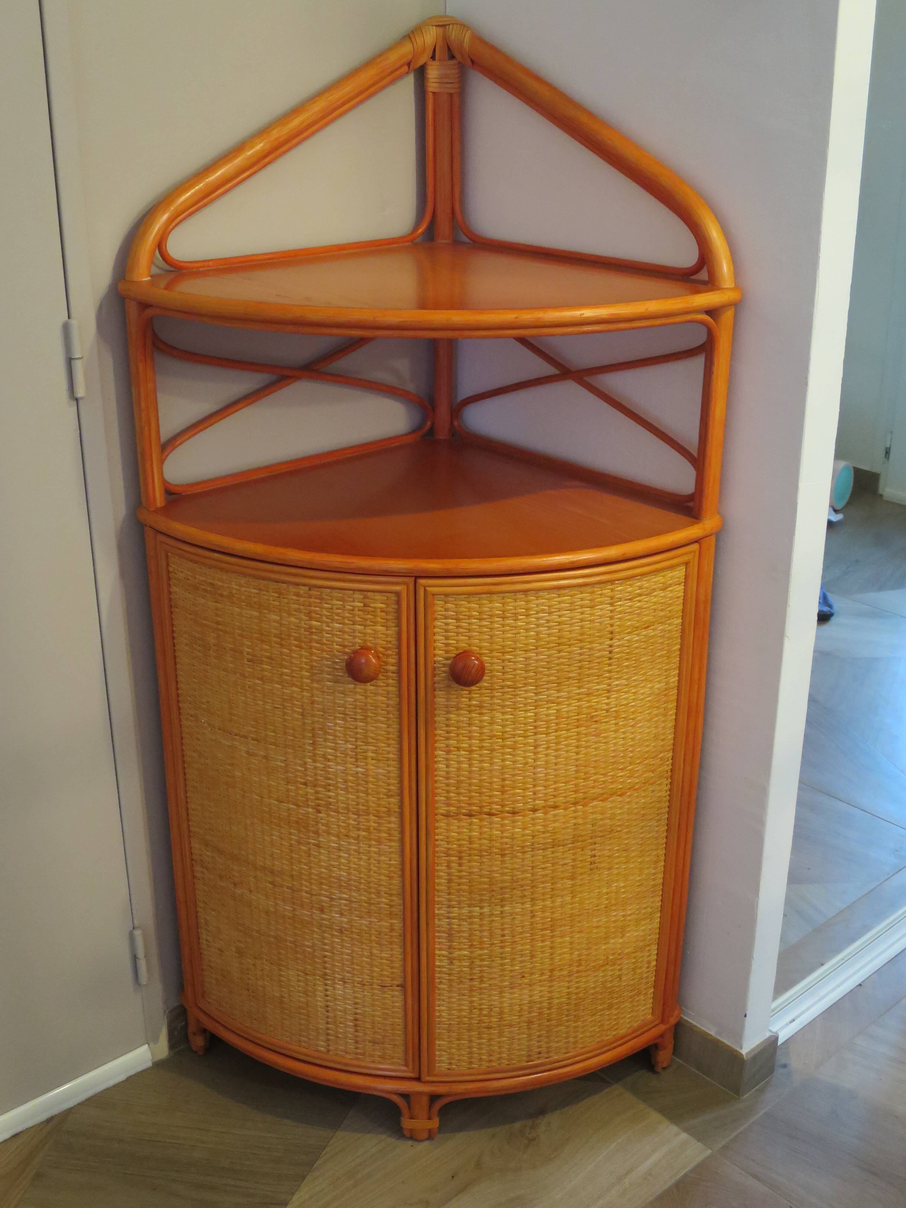 Rare-meuble d'angle-bois rotin bambou-années 70 -vintage-2 portes -bibliothéque étagère d'angle