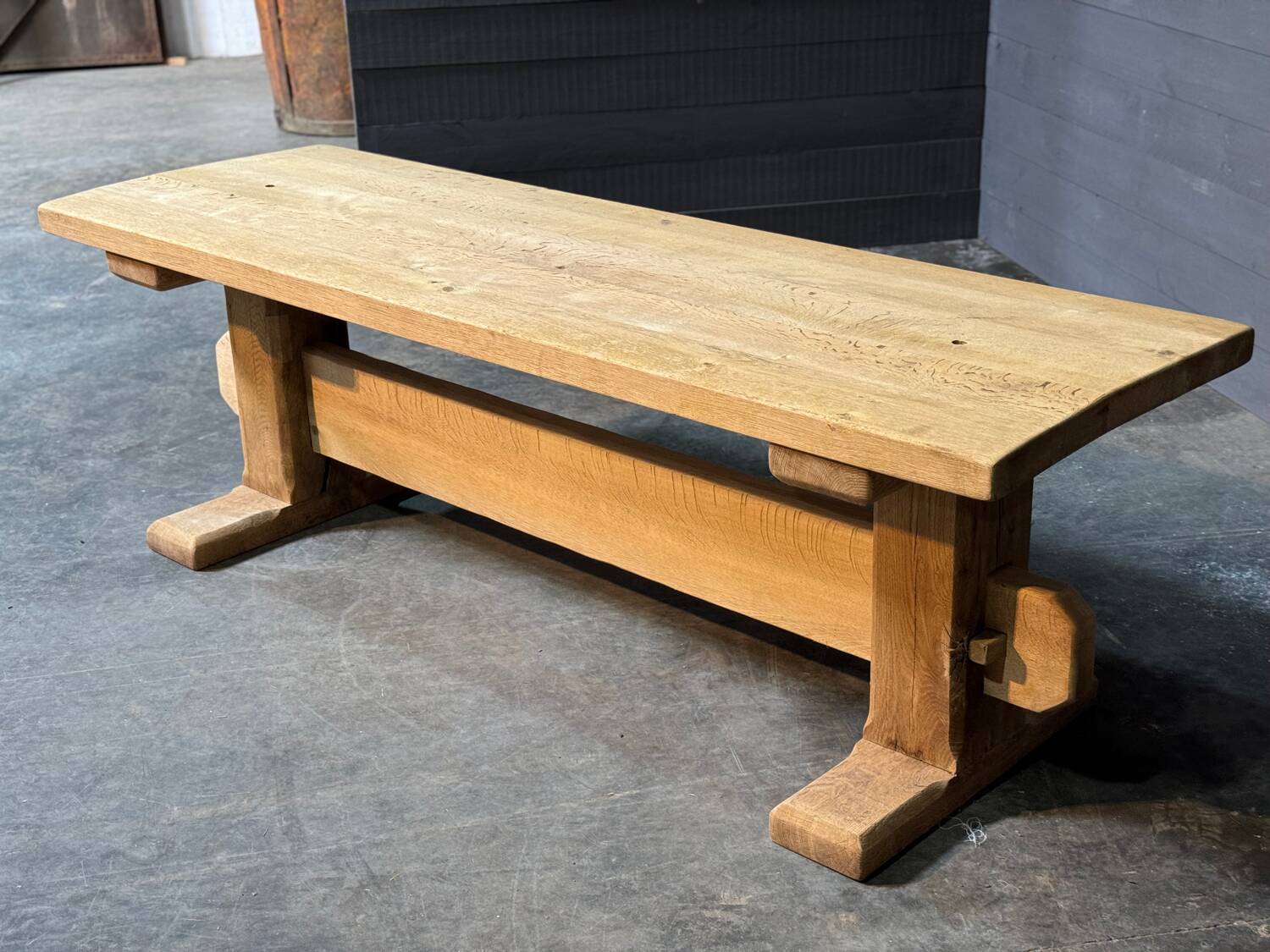 Table de style monastère