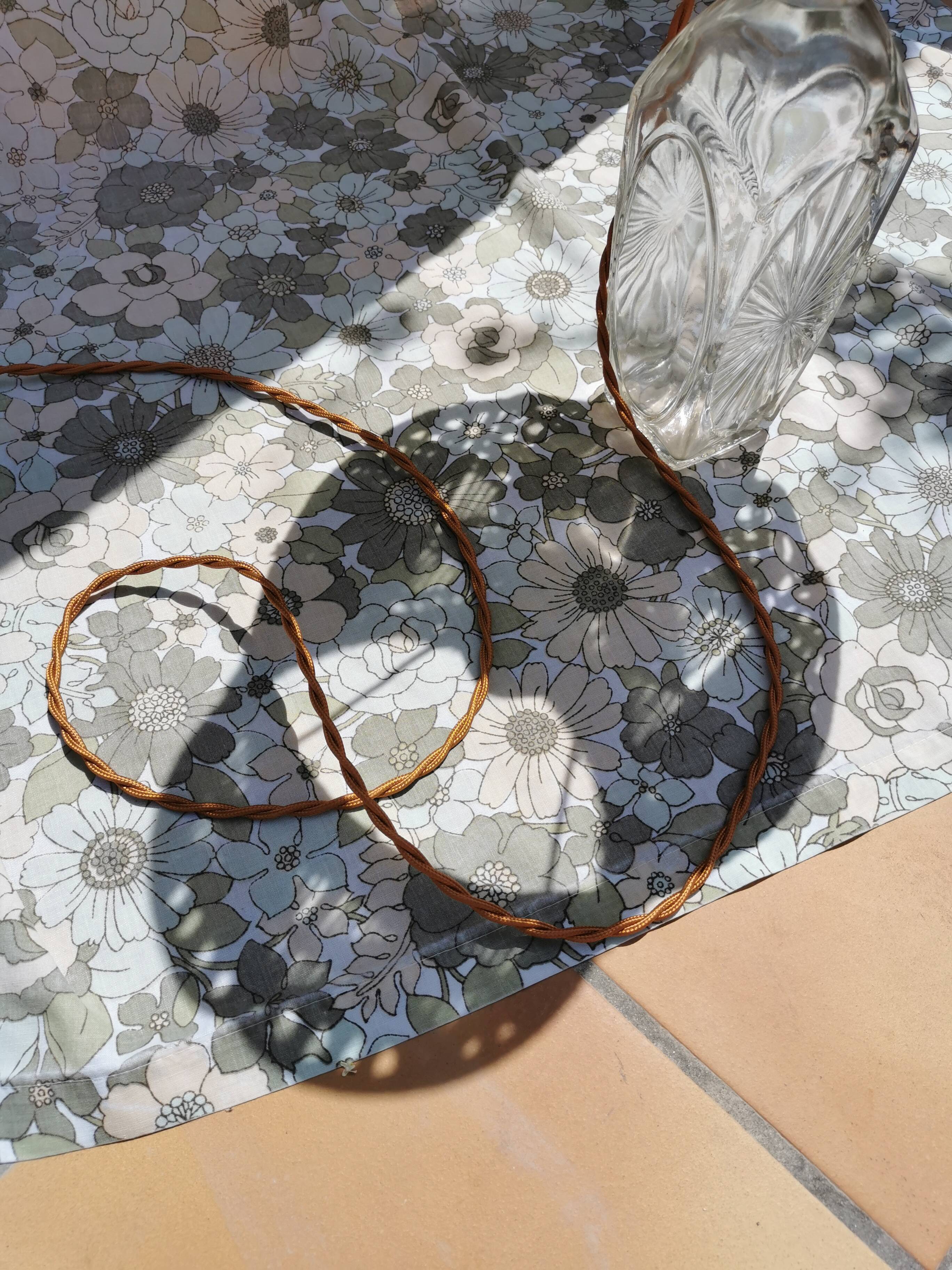 Lampe à poser, pied en verre et abat-jour en crochet années 70