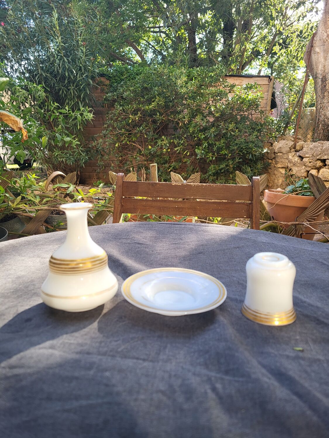 Night service in opaline Miniature dinette