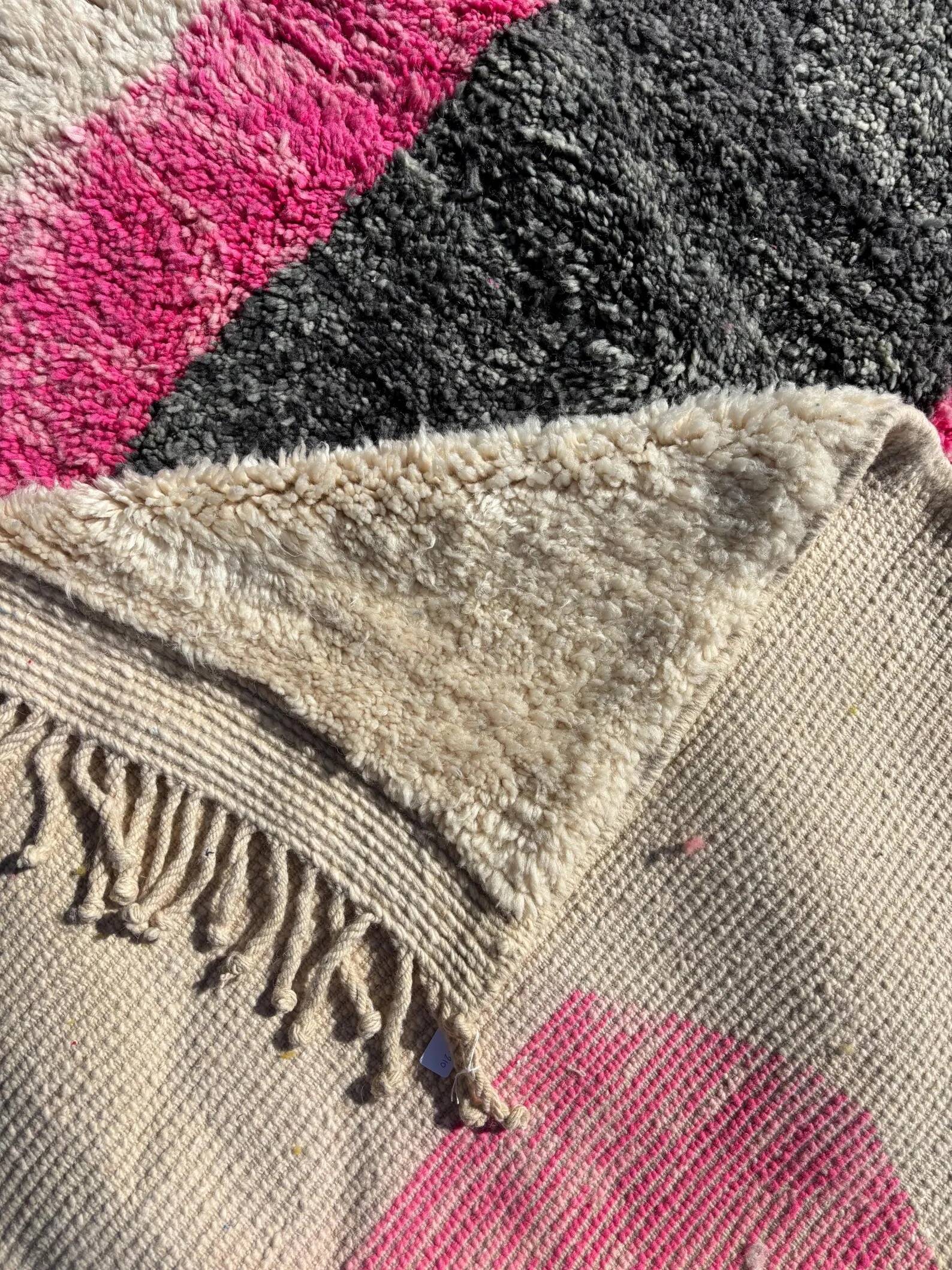 Moroccan Berber rug M’rirt in wool – 210 x 310 cm – Neon pink and gray
