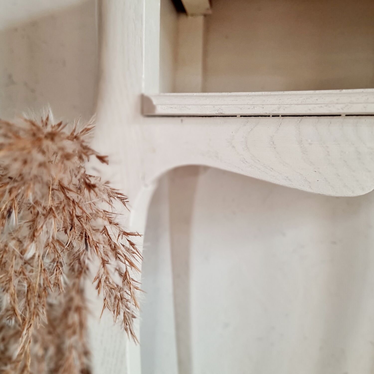 Table pedestal table curved feet white