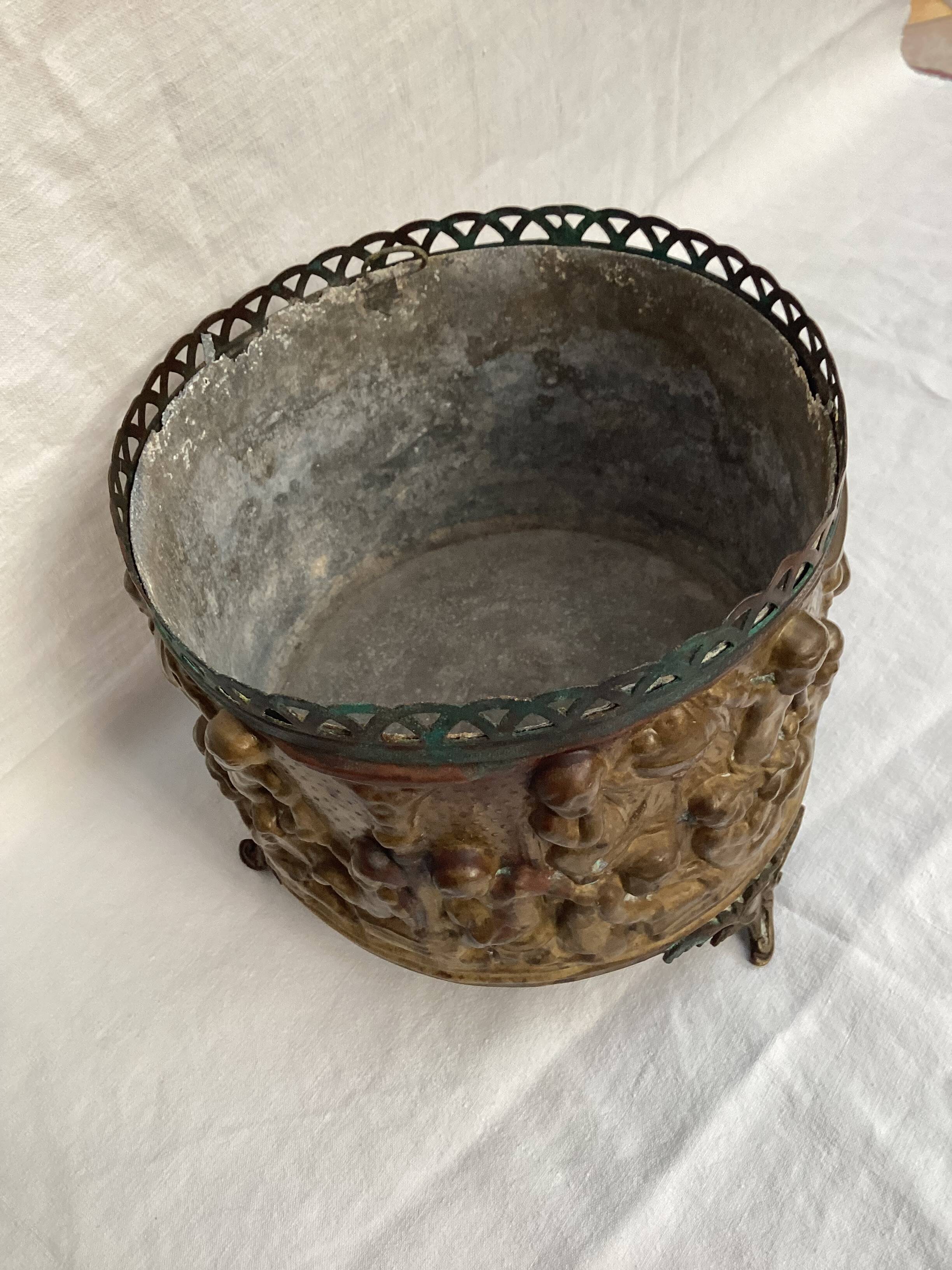 Old hidden pot in copper and zinc dimension: height -9 cm- diameter -0.5cm-