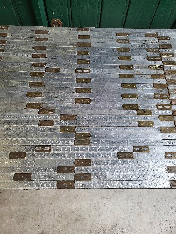 Table desserte atelier 1 tiroir en metal recouverte de morceaux de metre pl