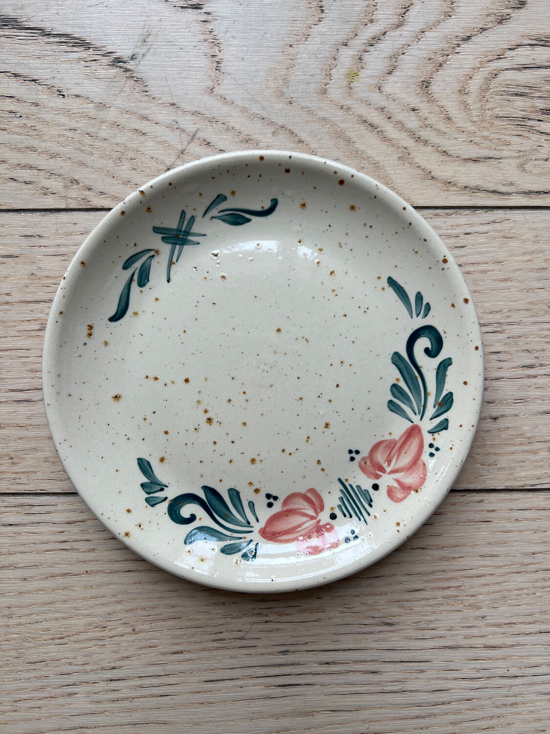 Duo hand-painted beige plates