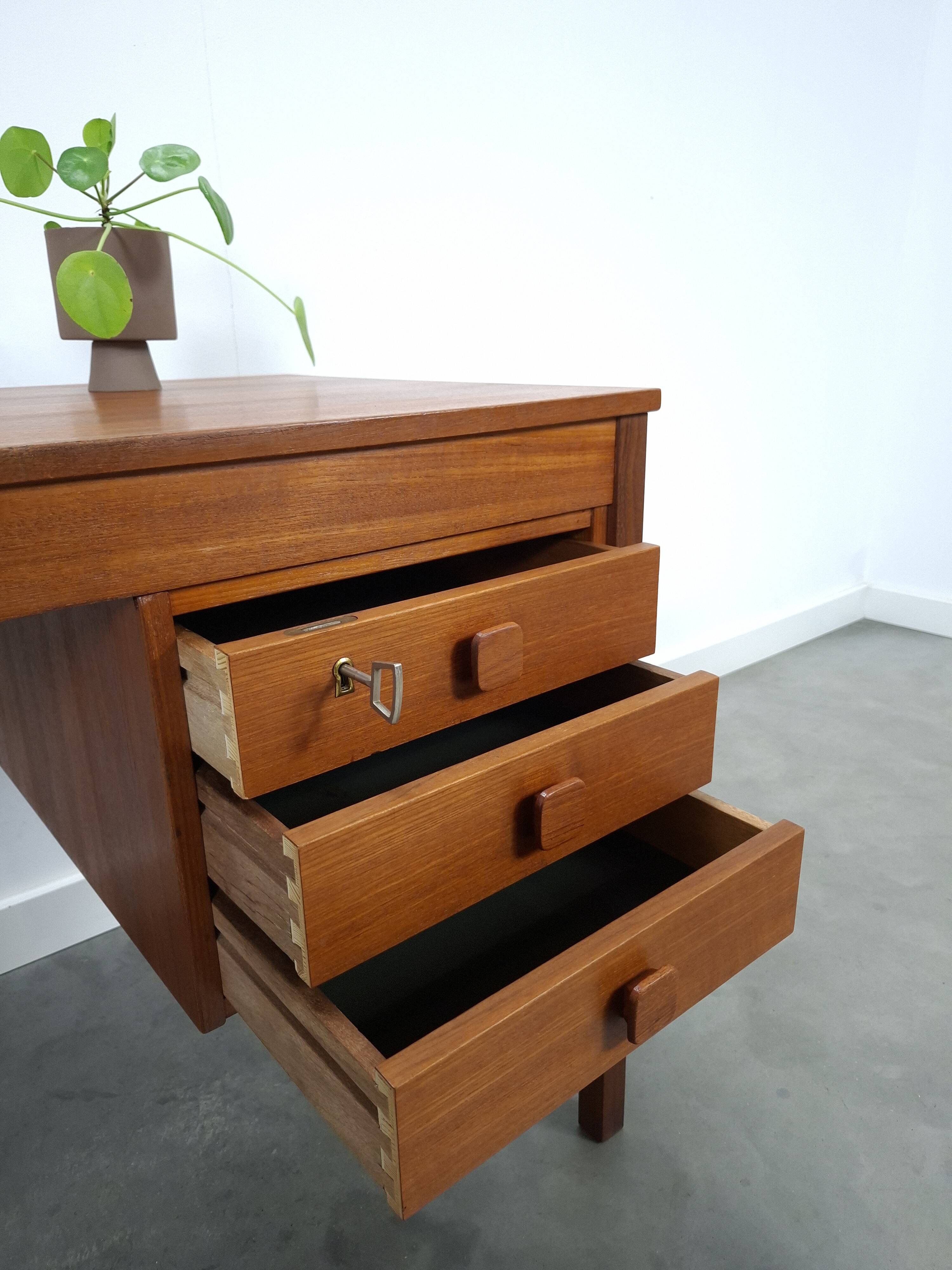 Teak vrijstaand bureau met lade uit Denemarken