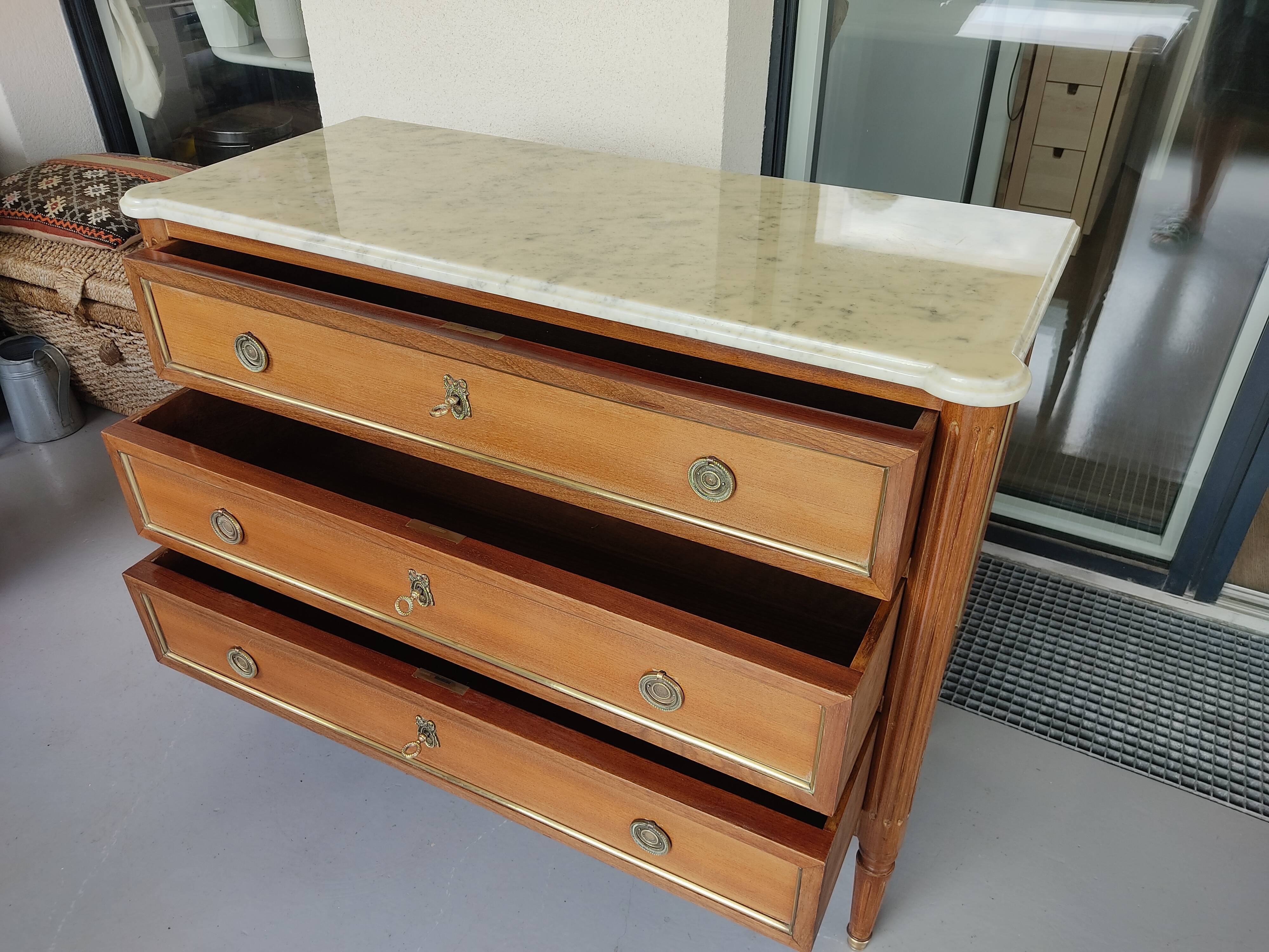 Commode style Louis XVI