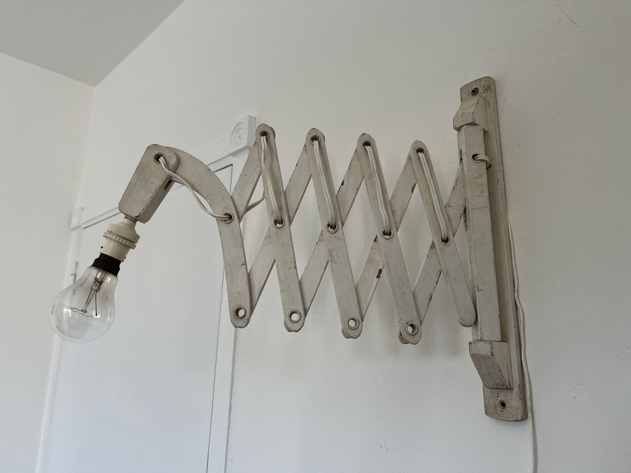 Scandinavian "accordion" or "scissors" wall light in white lacquered wood from the 60s and 70s