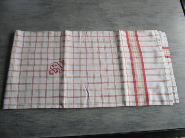 Old monogrammed checkered tablecloth: 165x165cm