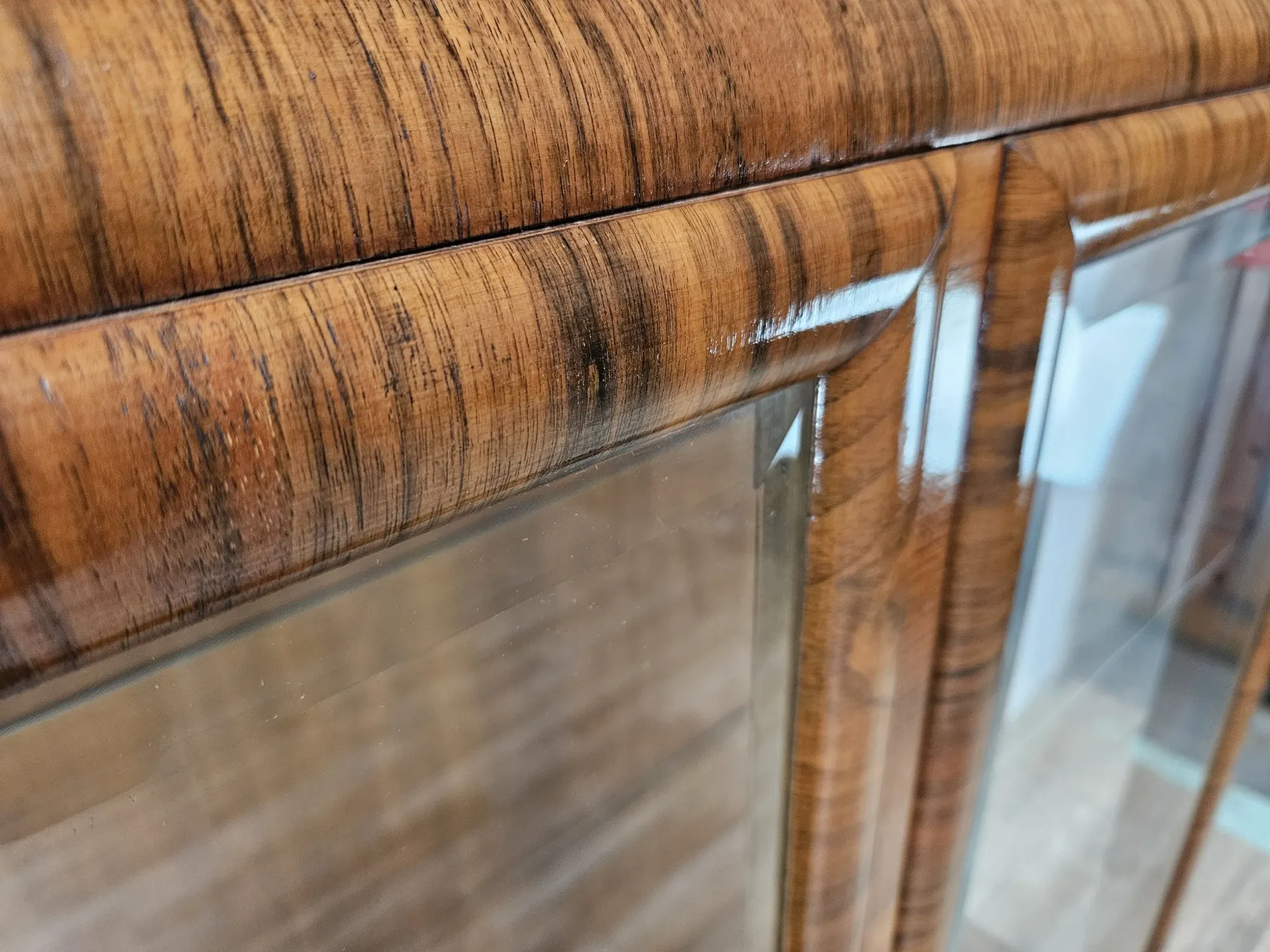 French Art Decò display cabinet from the 1940s in walnut