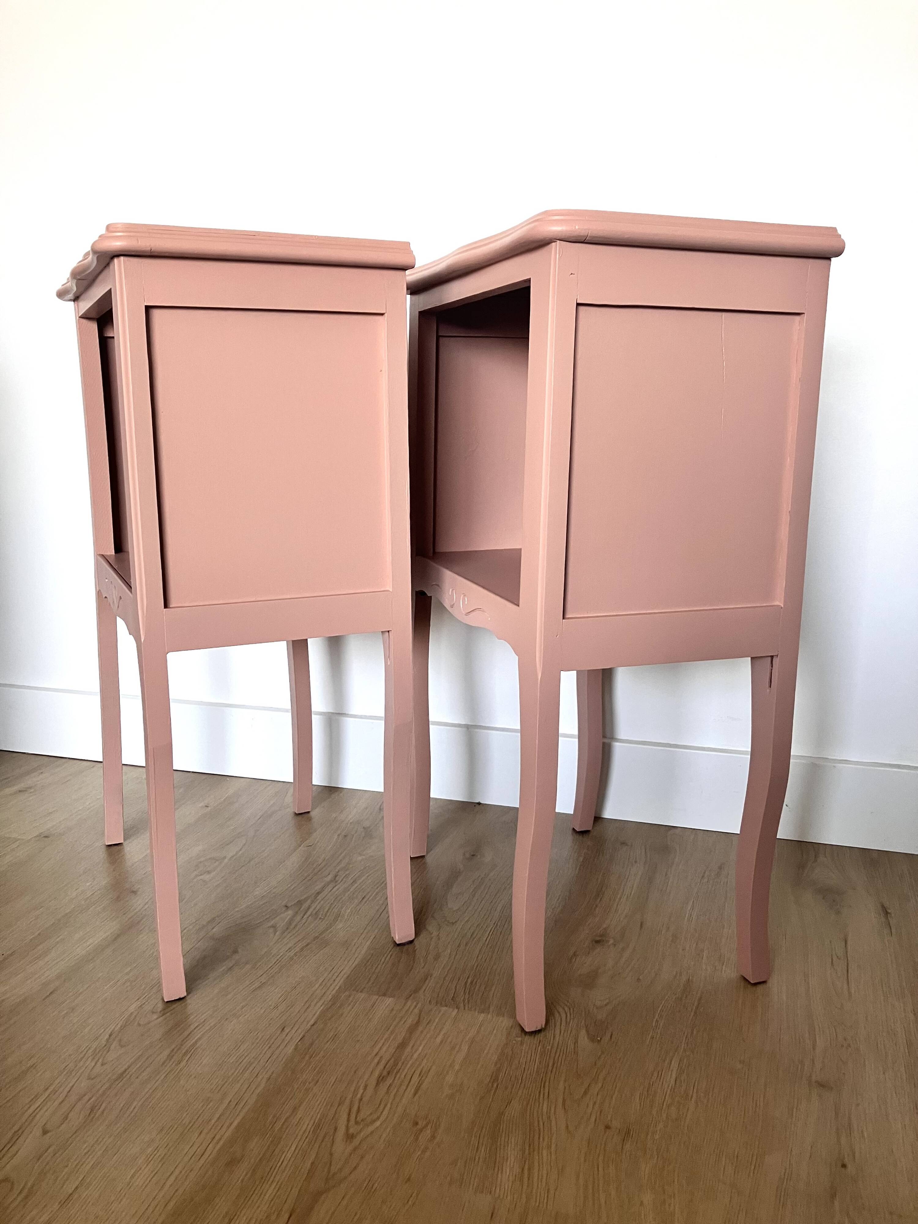 Paire de chevets bois rose