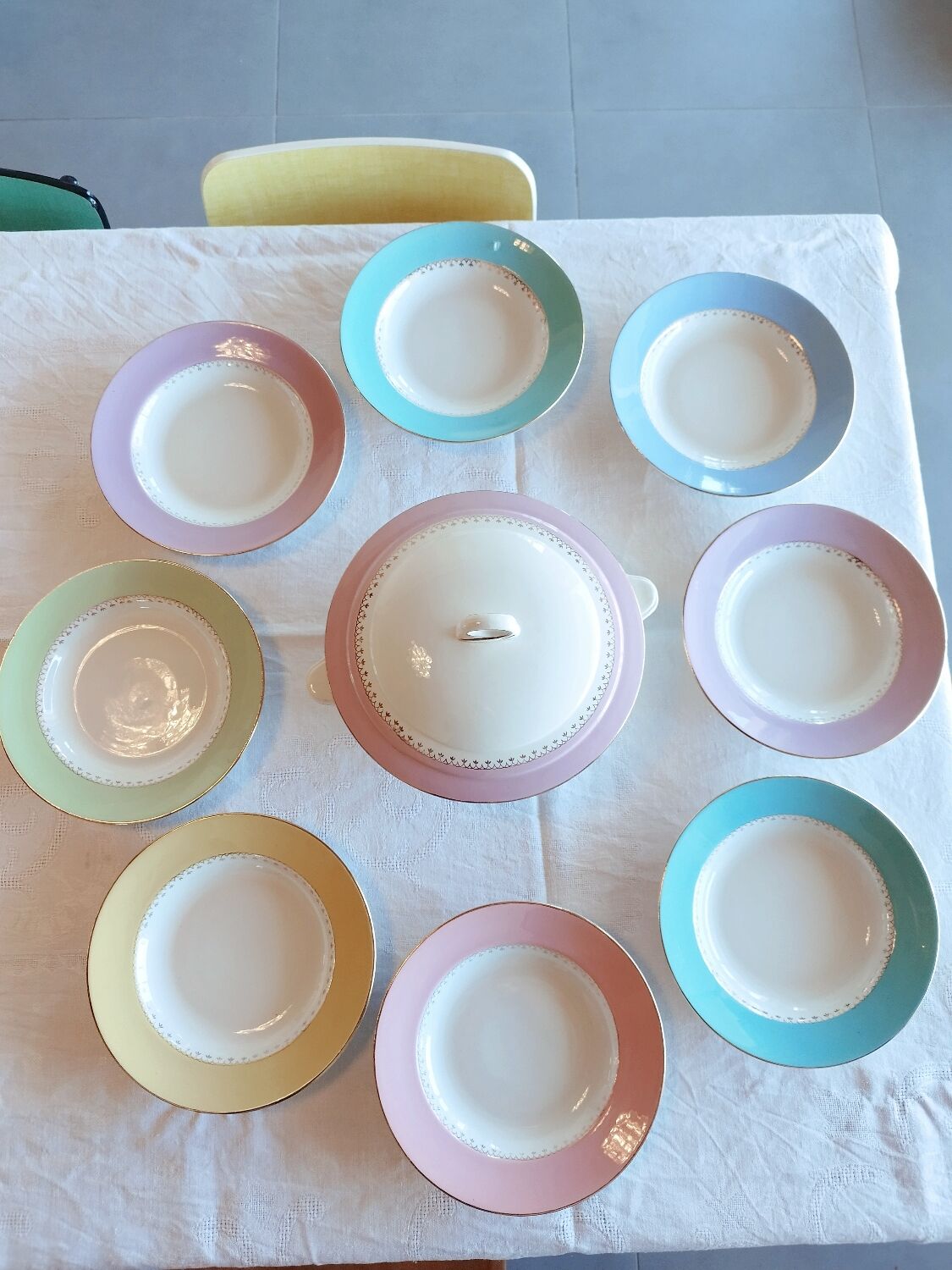 8 Hollow plates and soup tureen L'Amandinoise
