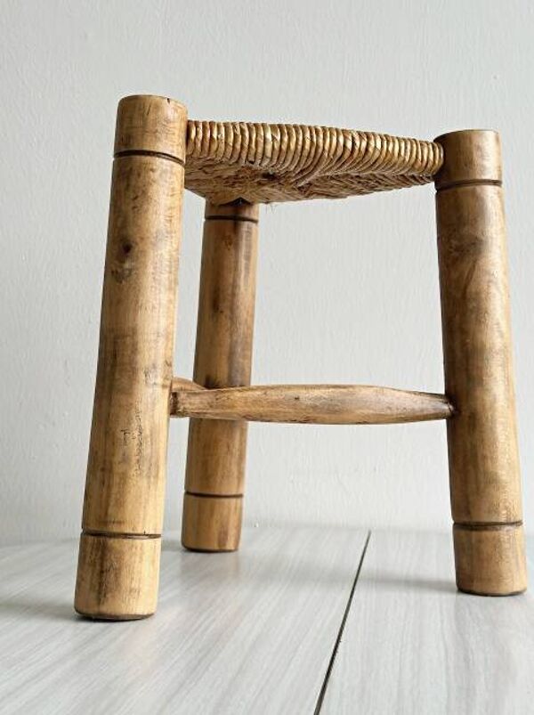 Tabouret ancien tripode en bois clair et assise en paille tressée
