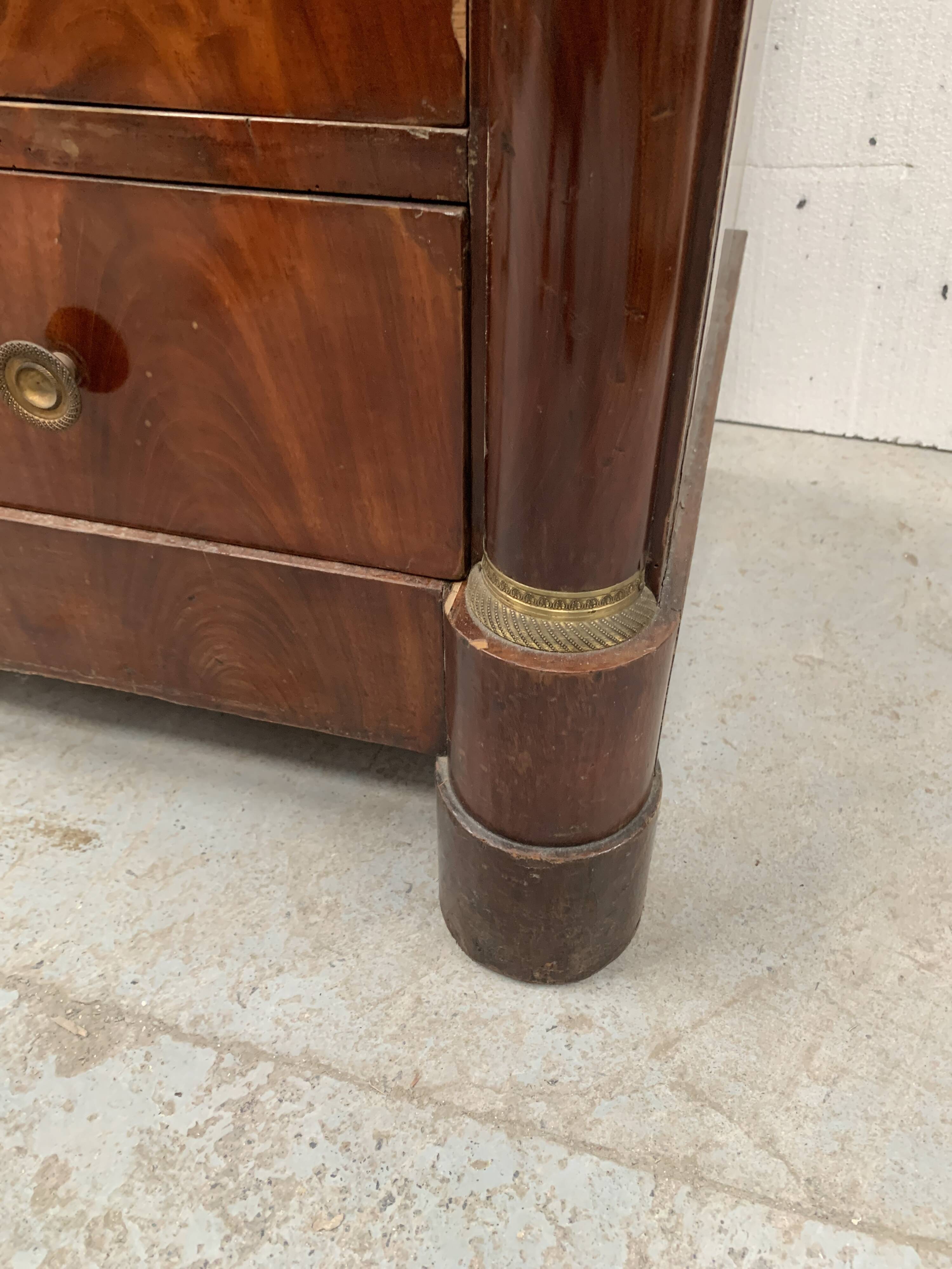 Commode Empire en acajou a demi colonnes XIX siècle