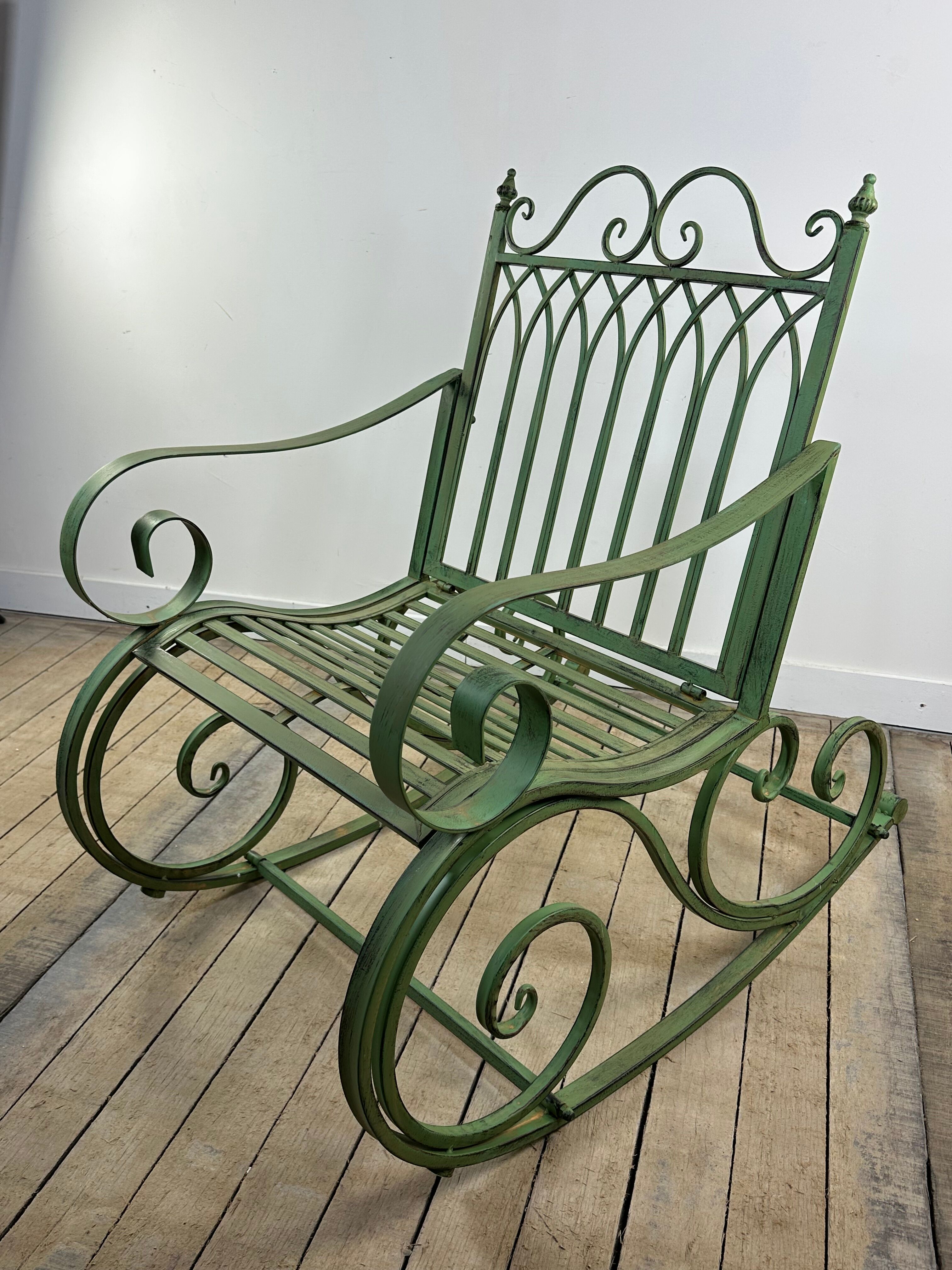 Rocking-chair en fer forgé vert patiné