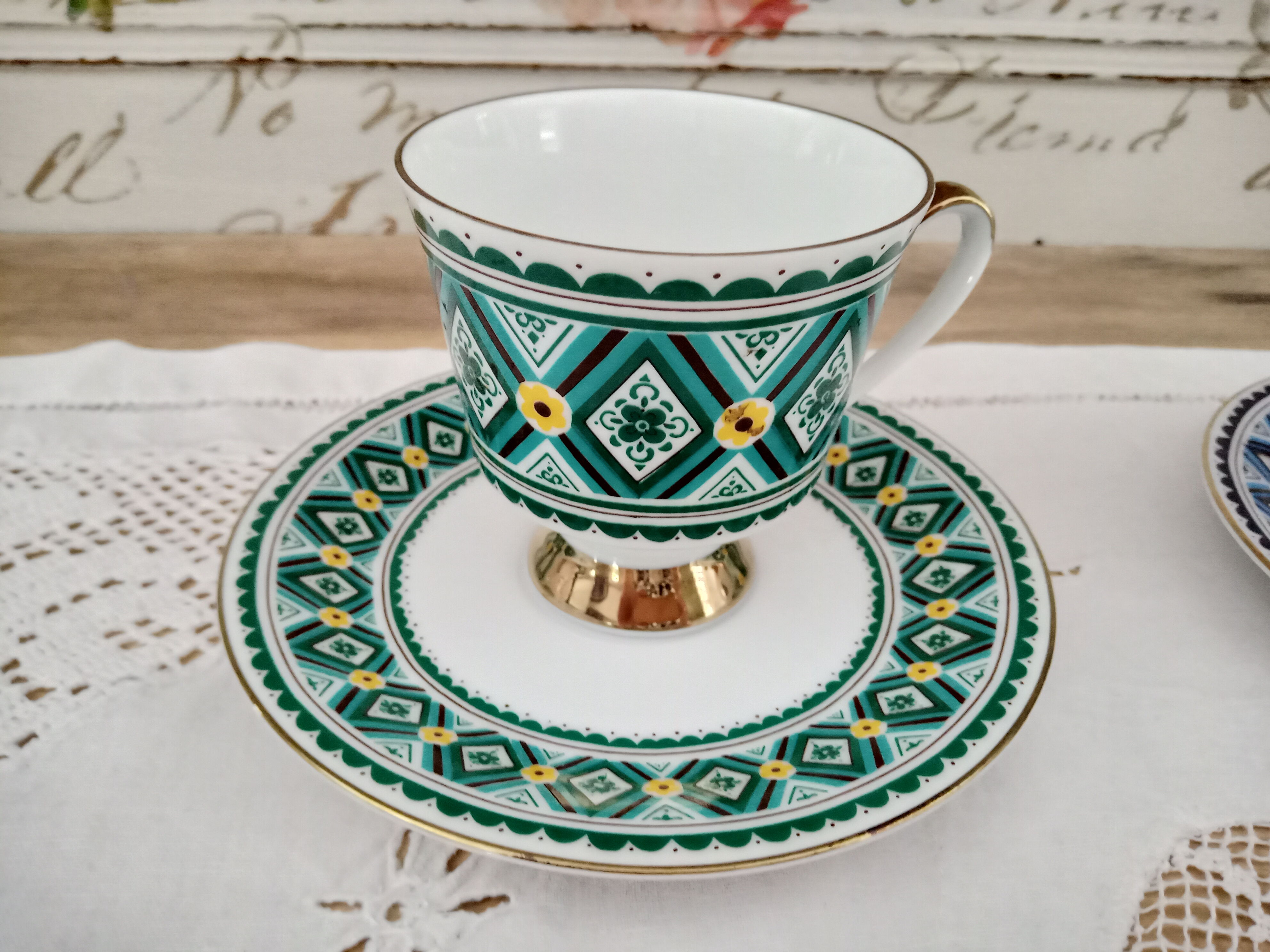 Lot de 4 tasses à café et 4 sous-tasses en porcelaine Bavaria motifs assortis camaïeu bleus et verts