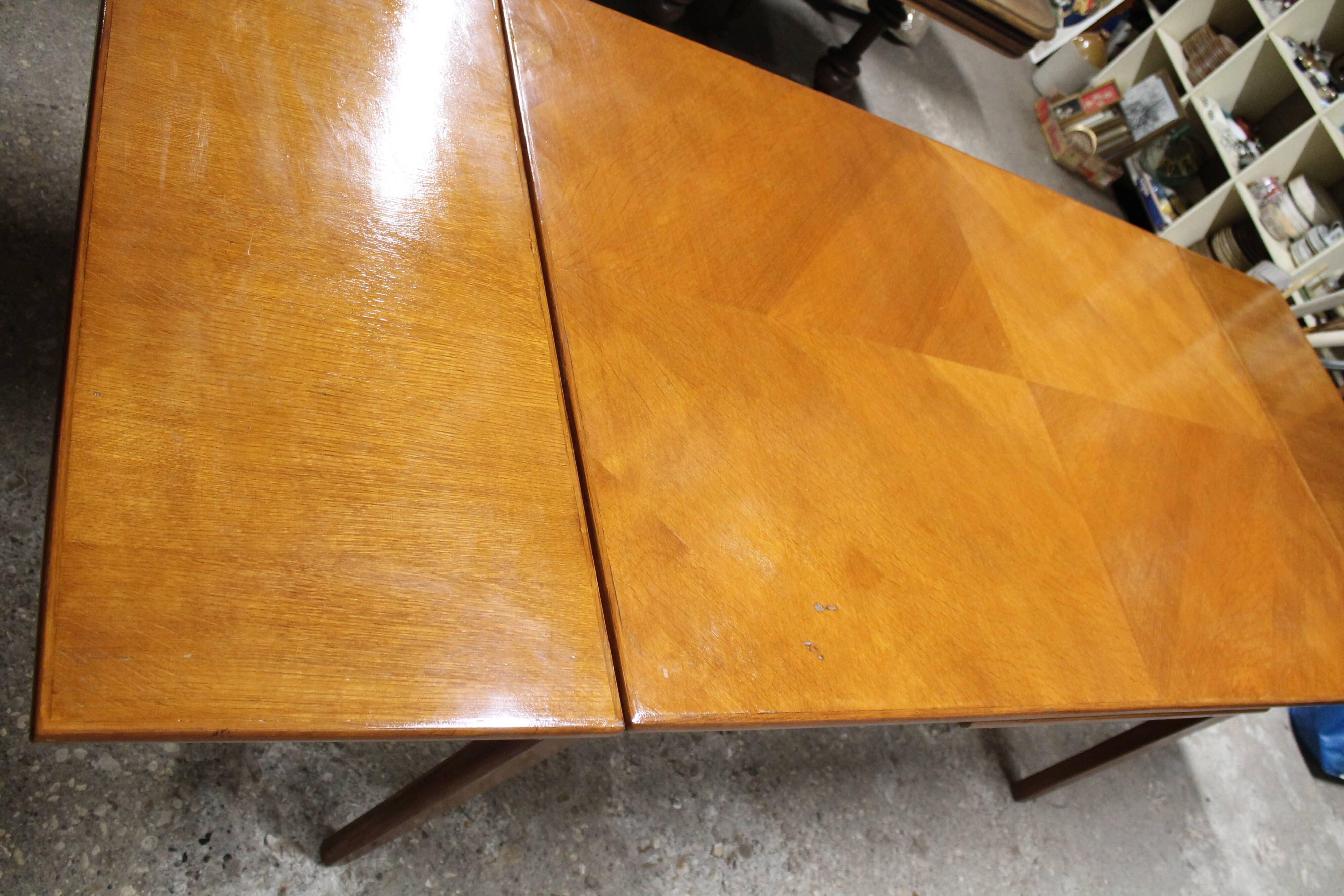 Extendable oak table