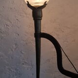 Lampadaire ancien tripode en fer forgé