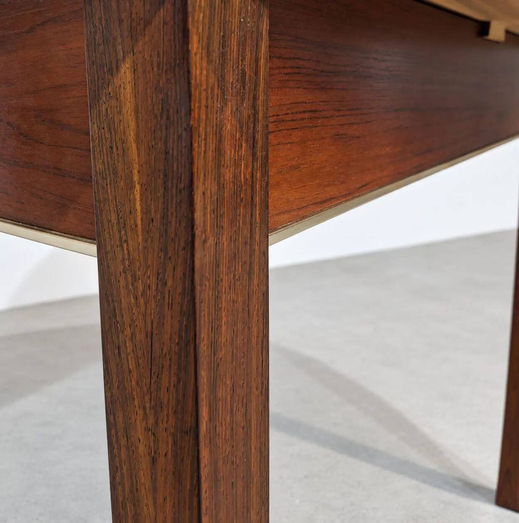Extendable round rosewood dining table