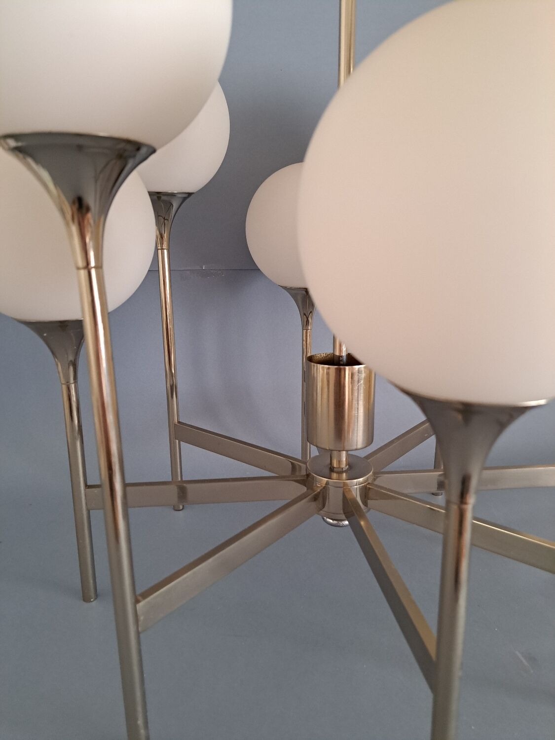 Chandelier Sciolari 8 balls in satin glass.