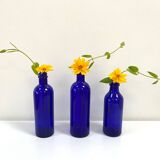 Trio de bouteilles / vases en verre bleu cobalt