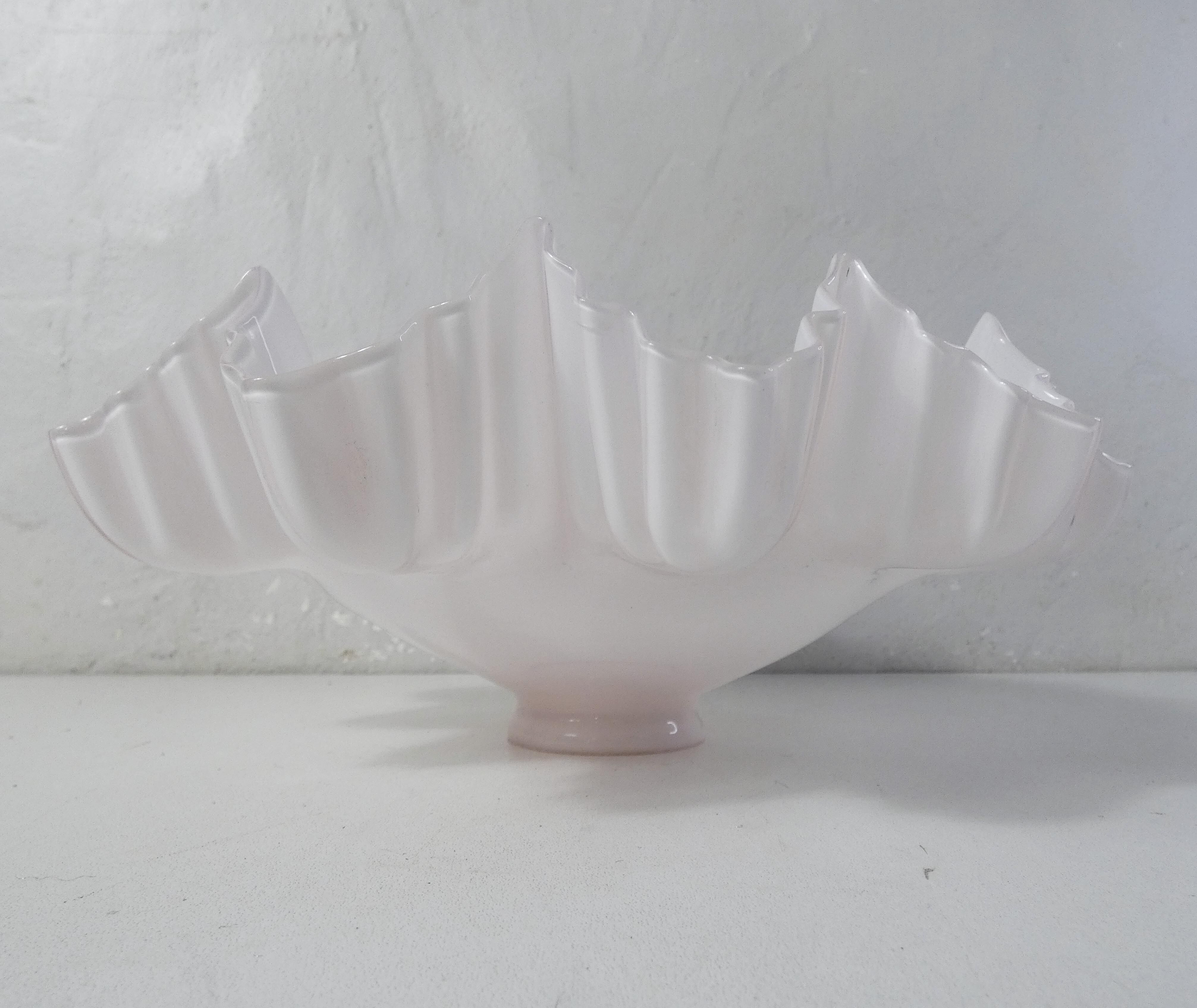 Abat jour en opaline rose poudré art déco