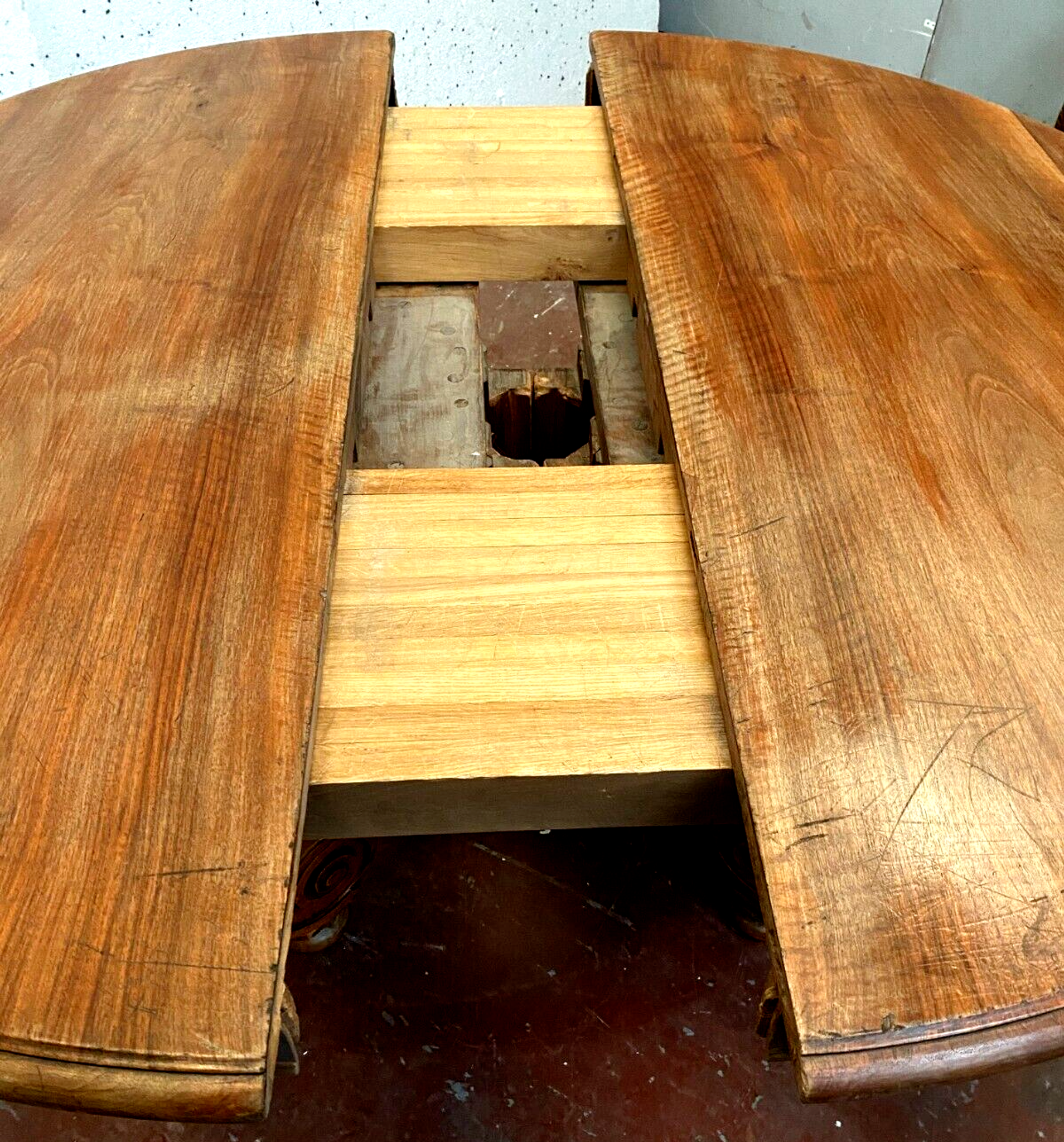 Table Napoleon III has central base in solid walnut nineteenth century