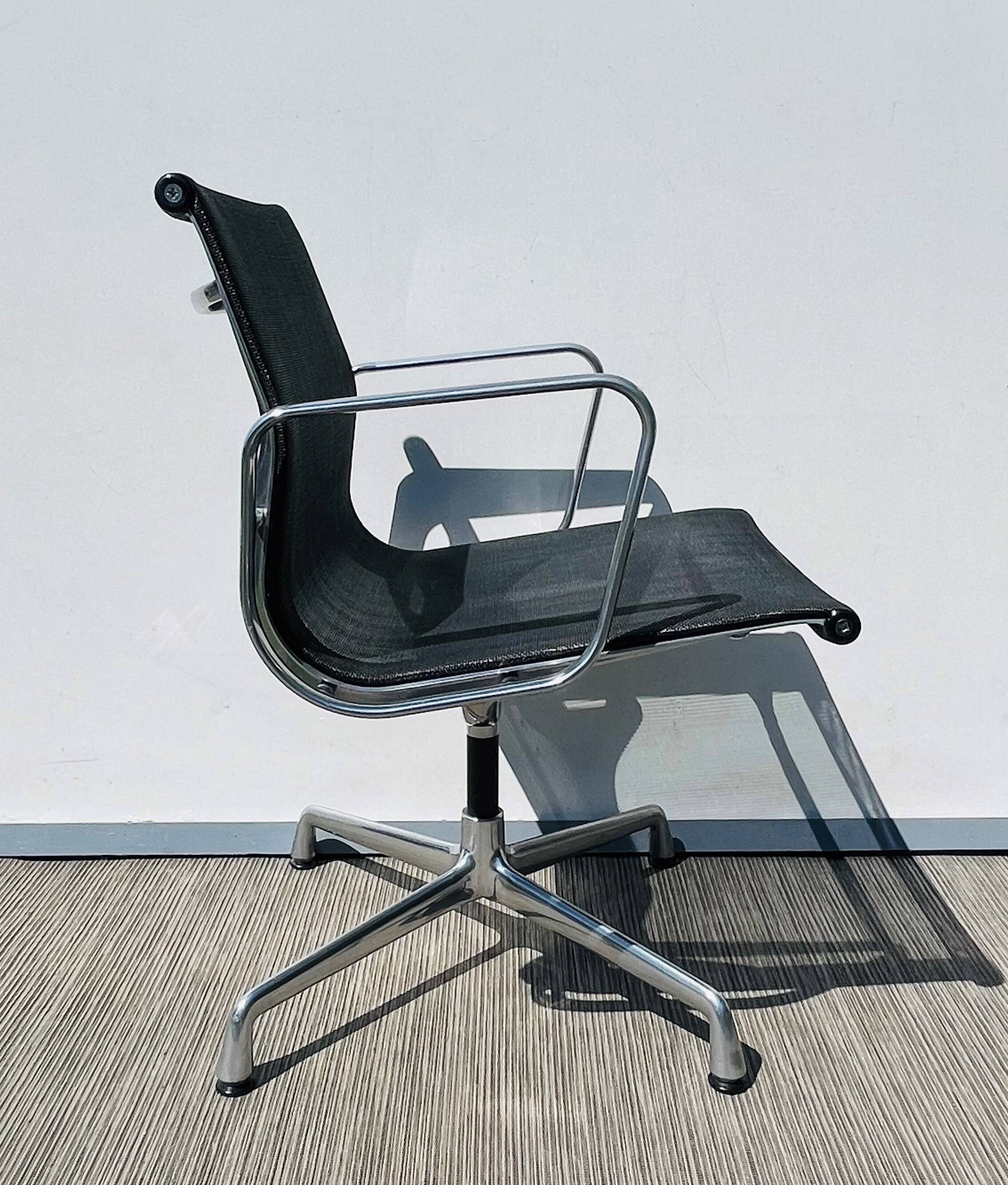 Paire de chaises Ch. Eames Alu Group résille Vitra Vintage