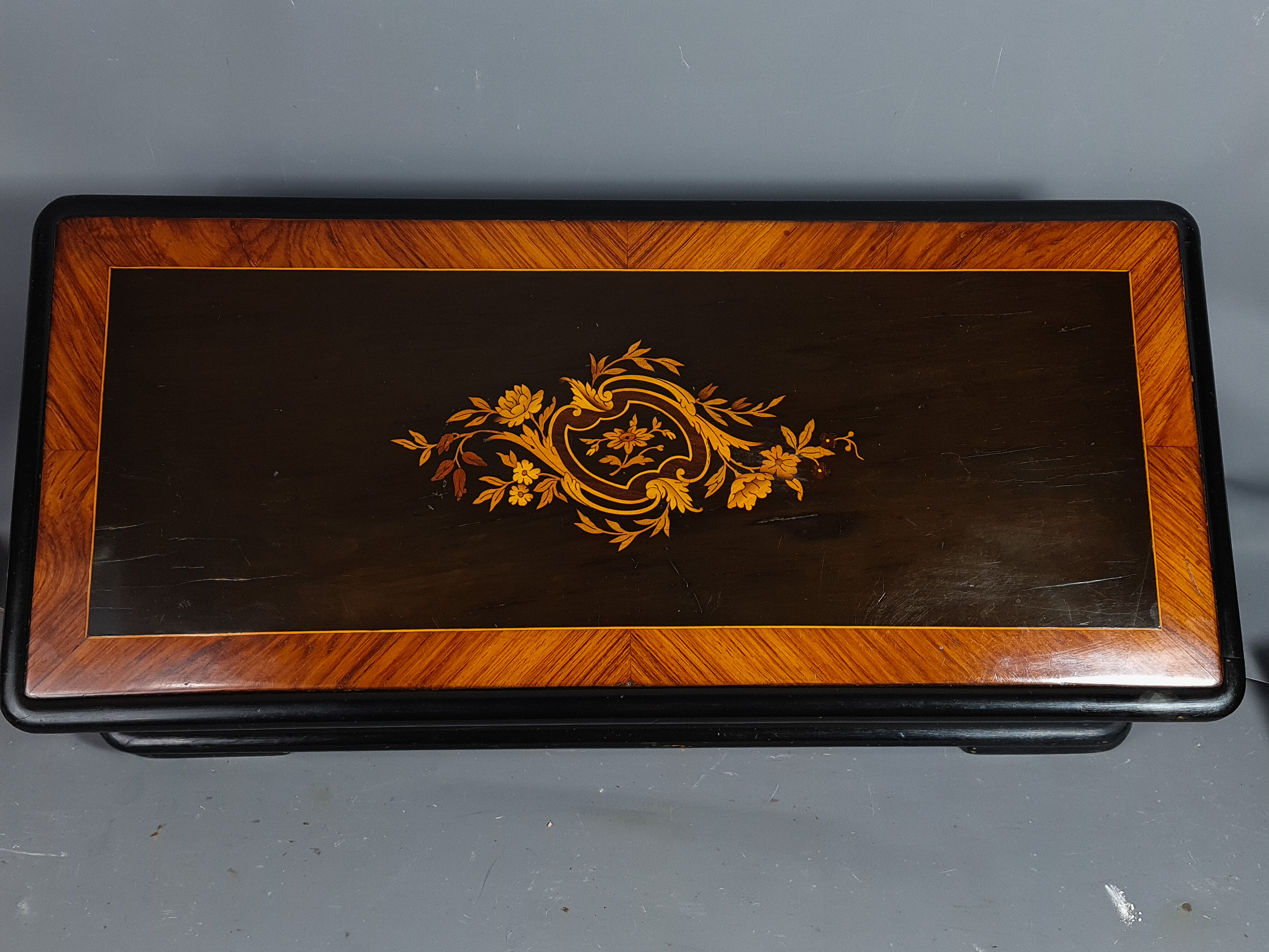 Boite ancienne bois et marquetterie vers 1900. 59x27x20 cm SB