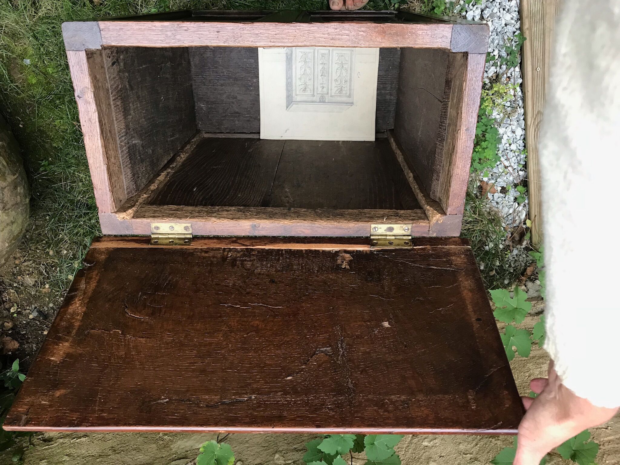 Coffre en bois sculpté et estampille a. dubois