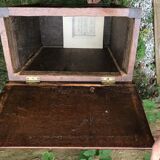 Coffre en bois sculpté et estampille a. dubois