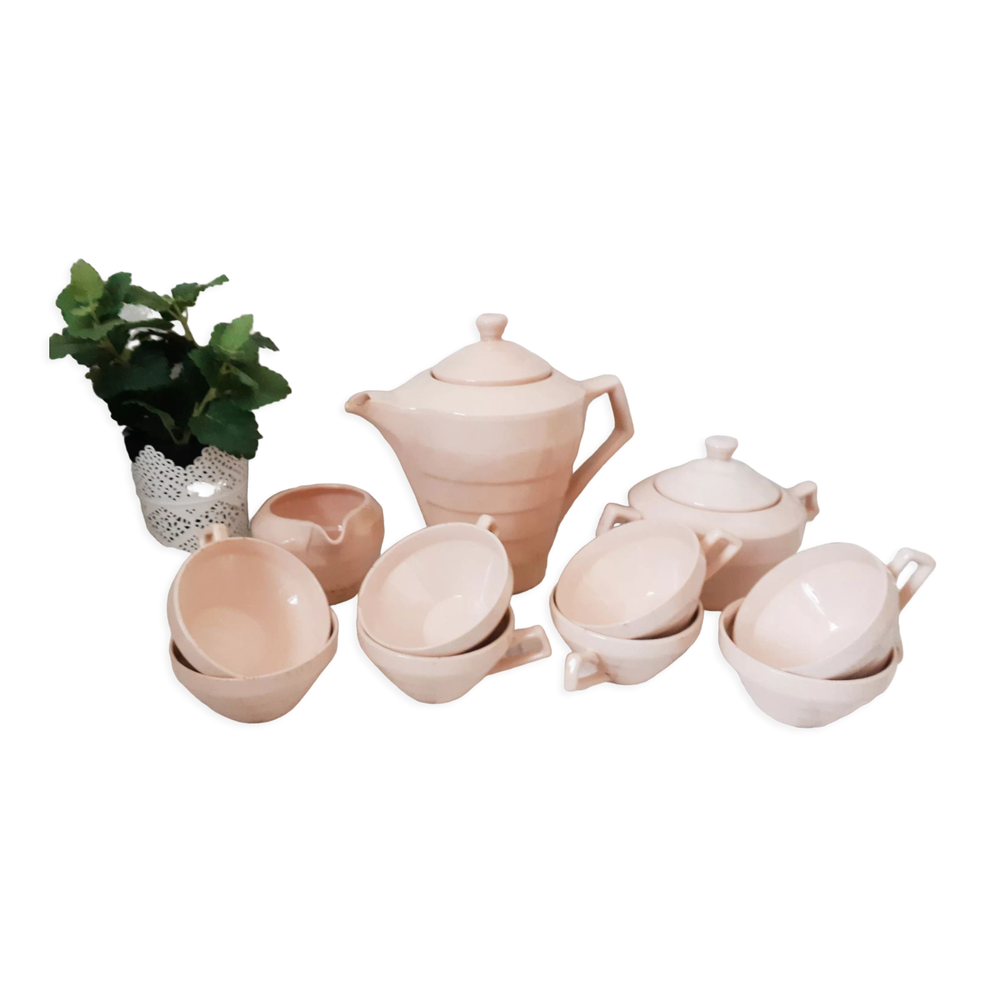 Coffee and tea service in faience of Saint Amand, pink, art deco