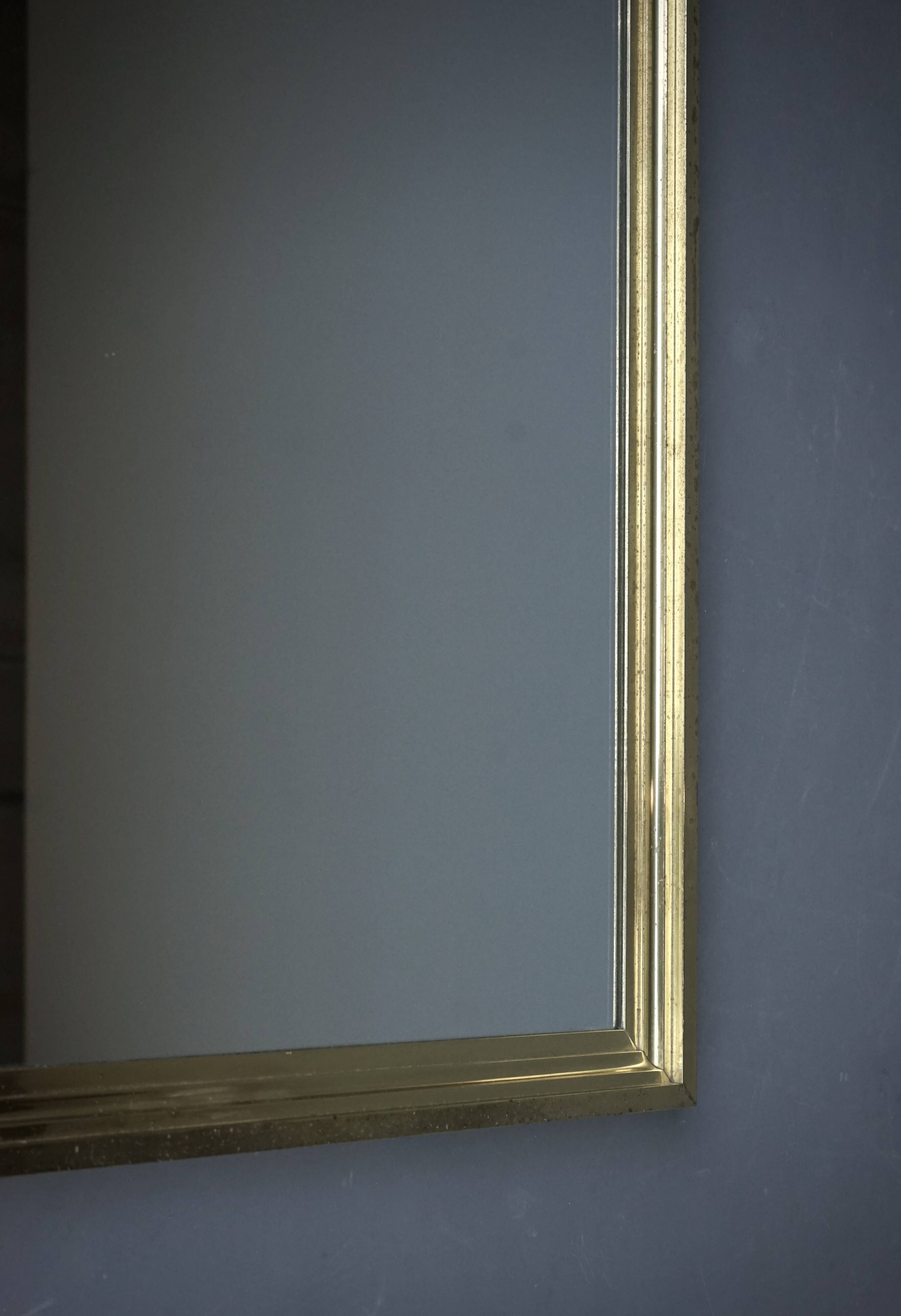 Grand miroir en laiton dans le style de Maison Jansen, années 1960.