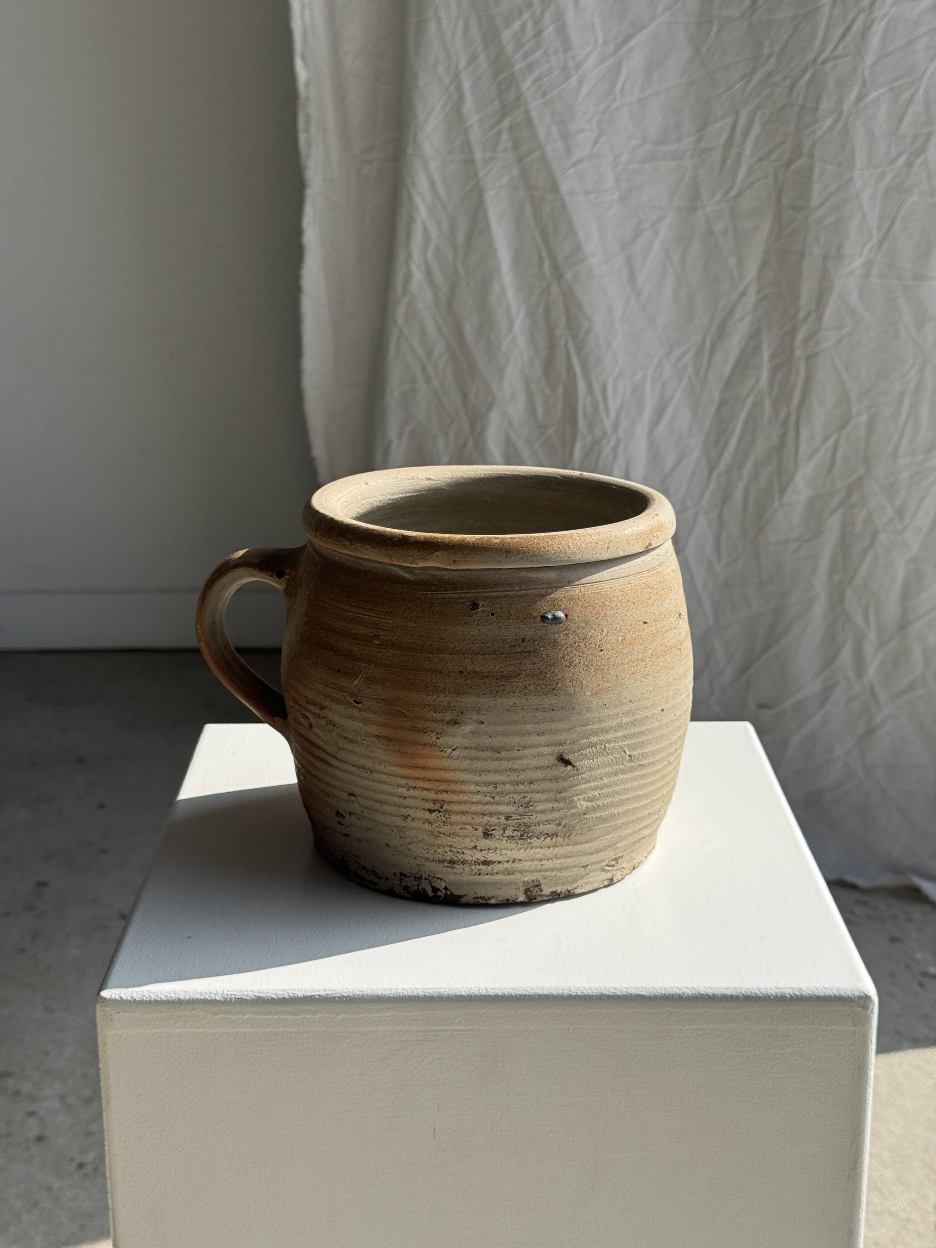 Large stoneware pot with ribbed handle H16