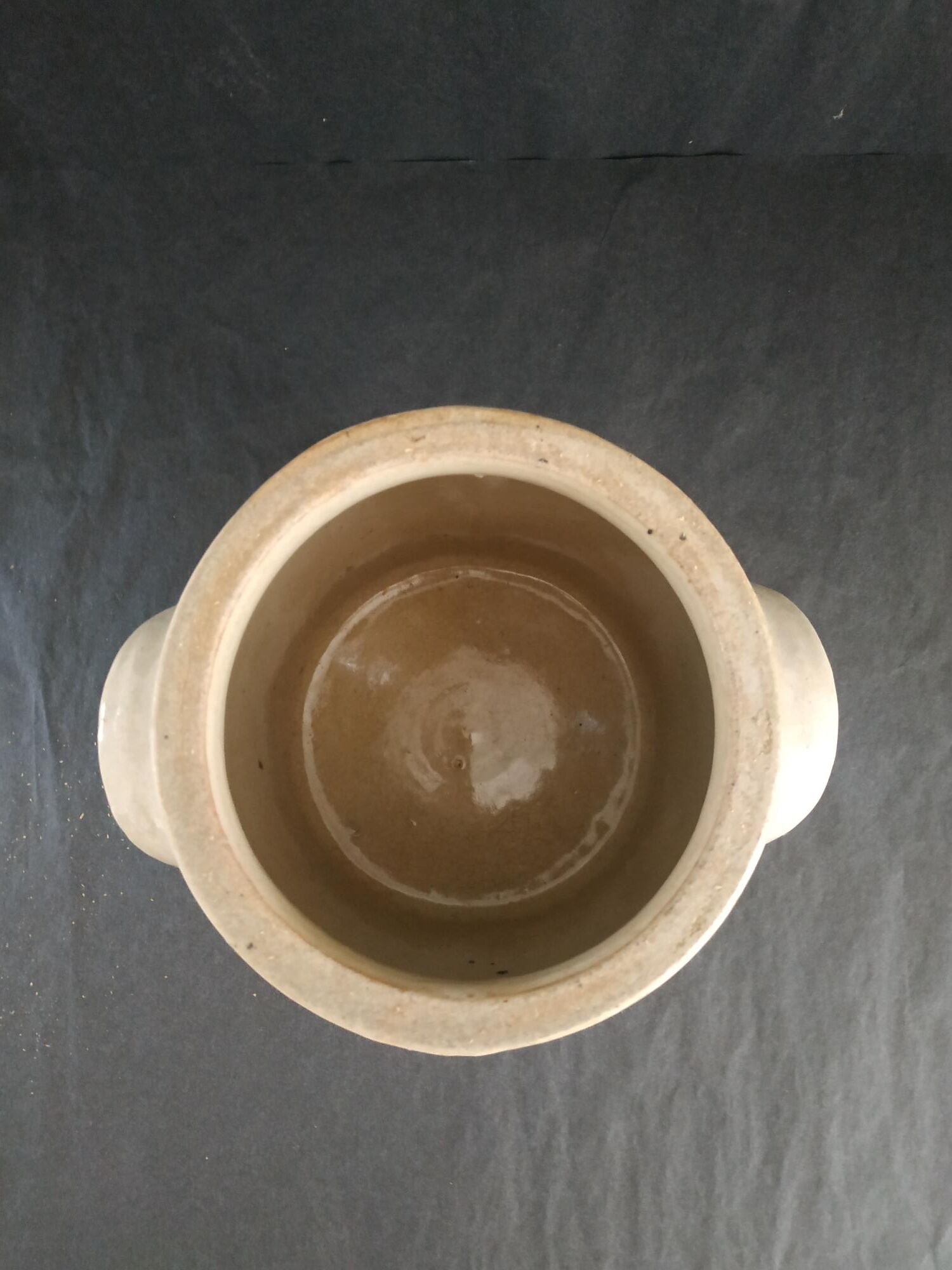 Greige sandstone pot with lid