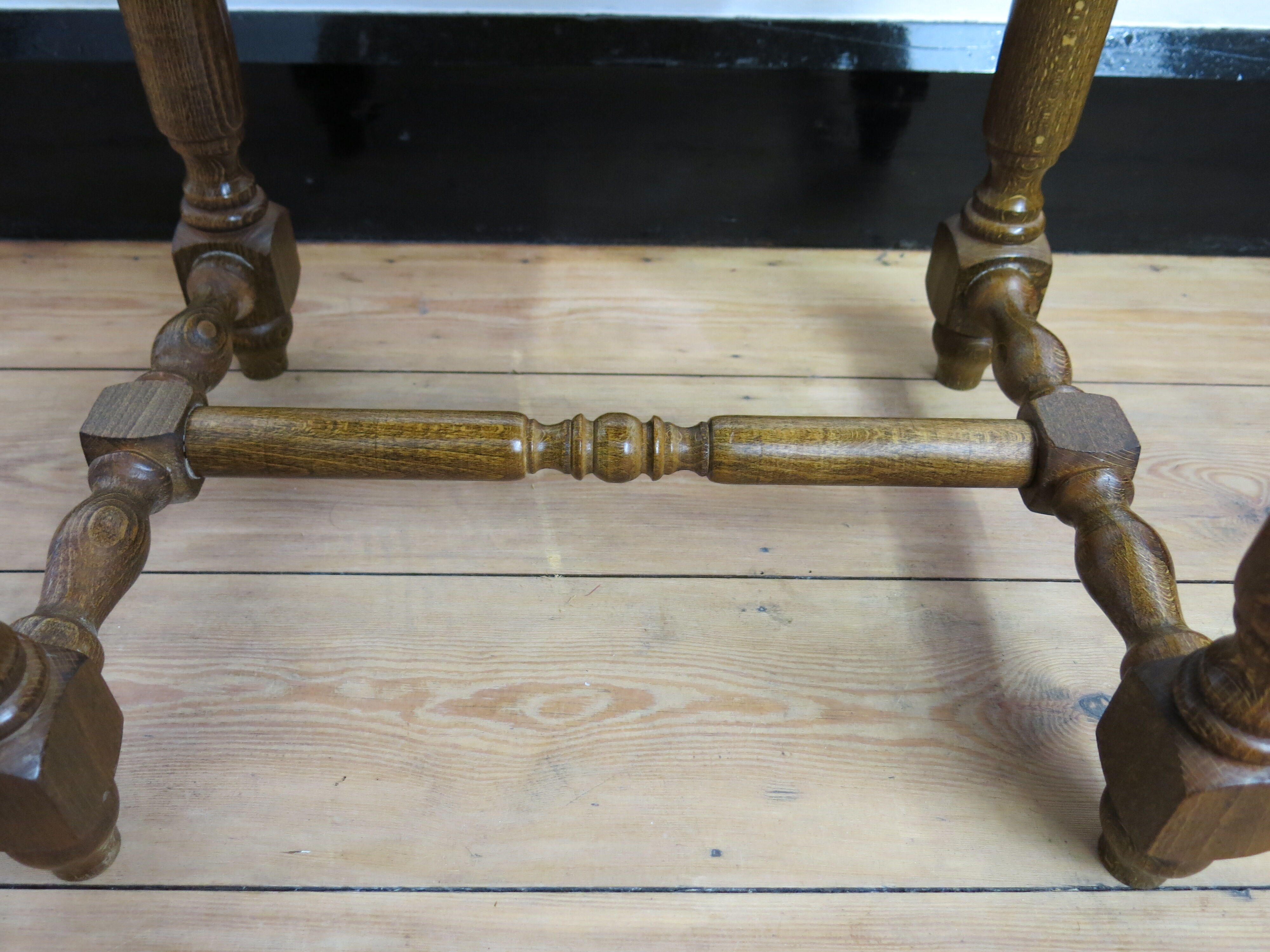 Repose-pieds en bois et velours beige