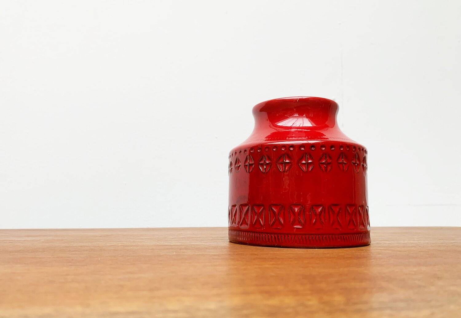 Italian red ceramic vase from the mid-century by Aldo Londi for Bitossi, 1960s.