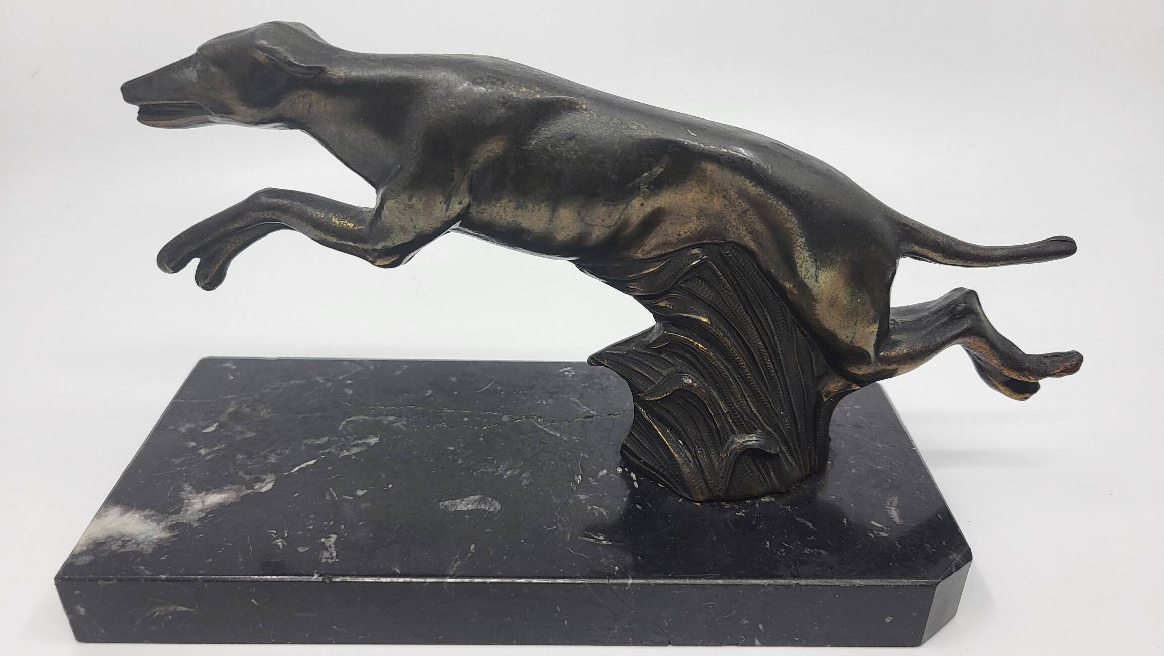 Pair of bookends, greyhounds in babbitt on black marble, Art Deco early 20th century
