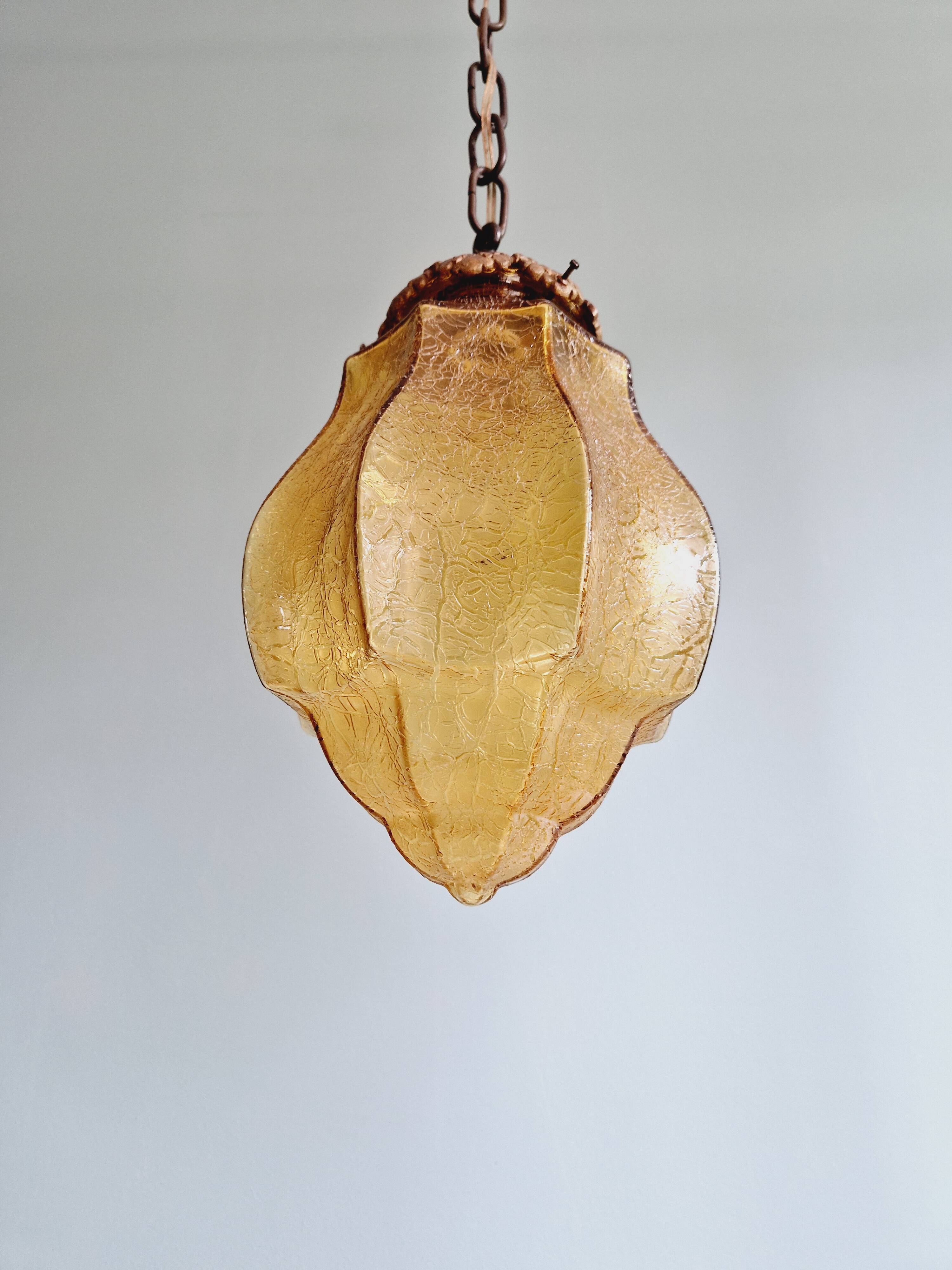 Suspension Art Déco en verre craquelé ambre, années 1920-30