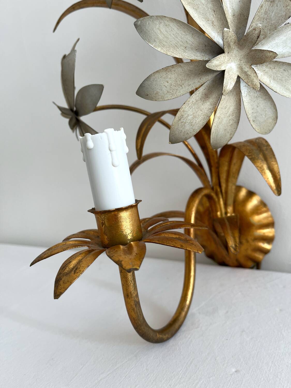Vintage Hollywood Regency gold metal leaf wall sconce.