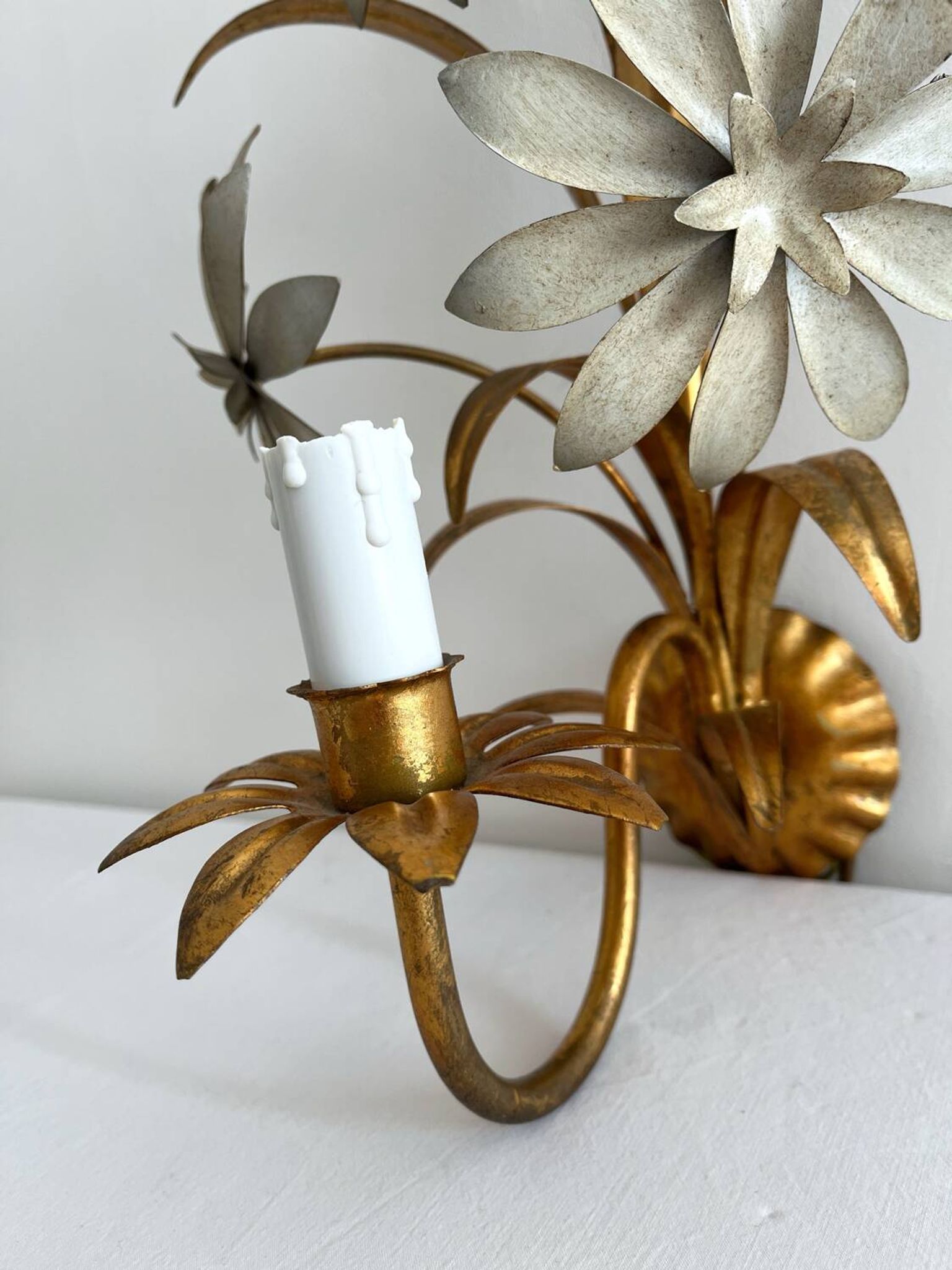Vintage Hollywood Regency gold metal leaf wall sconce.