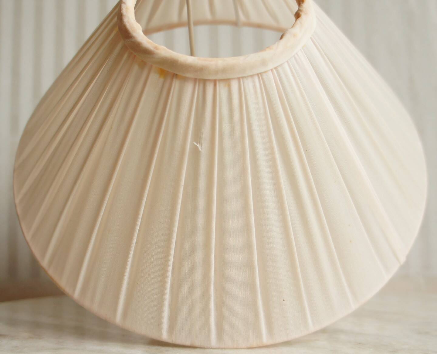 Ovoid lamp in speckled pink porcelain